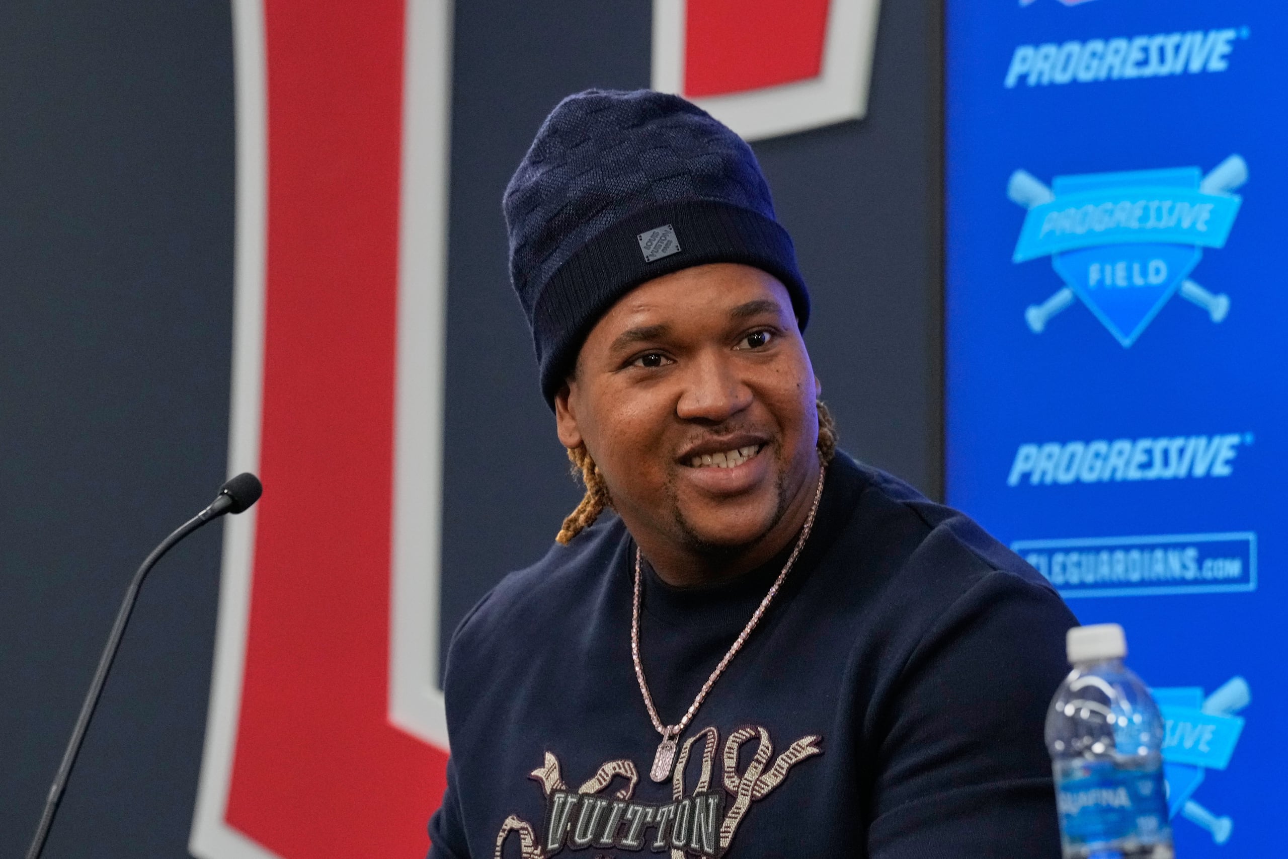El dominicano José Ramírez, antesalista de los Guardianes de Cleveland, sonríe durante una conferencia de prensa el jueves 29 de enero de 2026 (AP Foto/Sue Ogrocki)