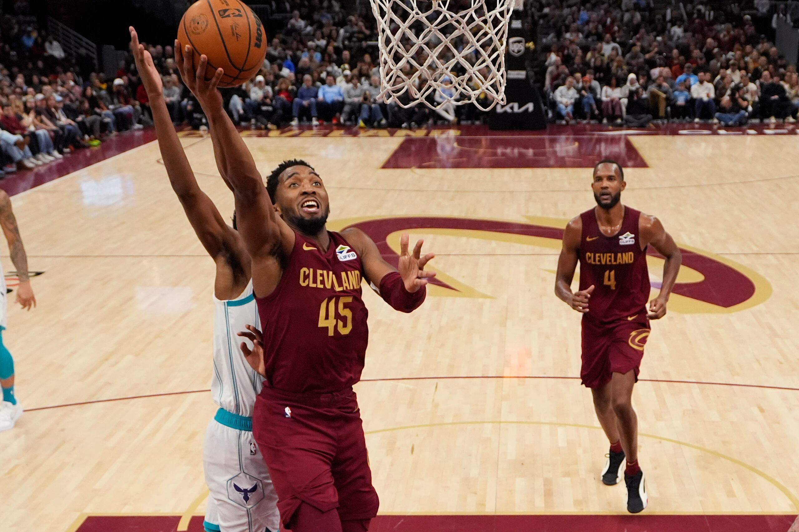 Donovan Mitchell (45), de los Cavaliers de Cleveland, busca encestar frente a Brandon Miller, de los Hornets de Charlotte, en la segunda mitad del juego de baloncesto de la NBA, el domingo 5 de enero de 2025, en Cleveland.