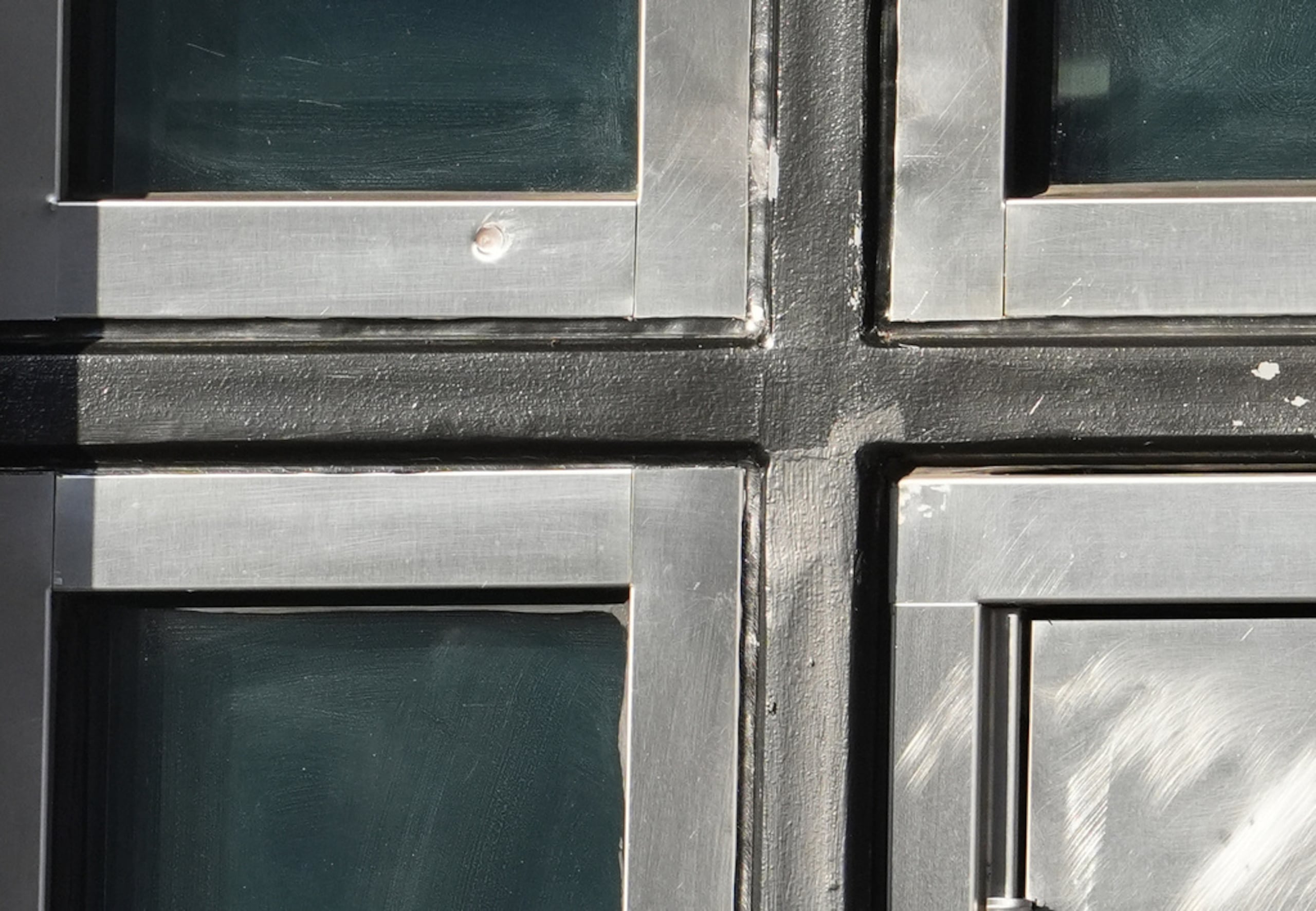 Una marca de bala se observa en la puerta del consulado de Estados Unidos en Toronto, el martes 10 de marzo de 2026.