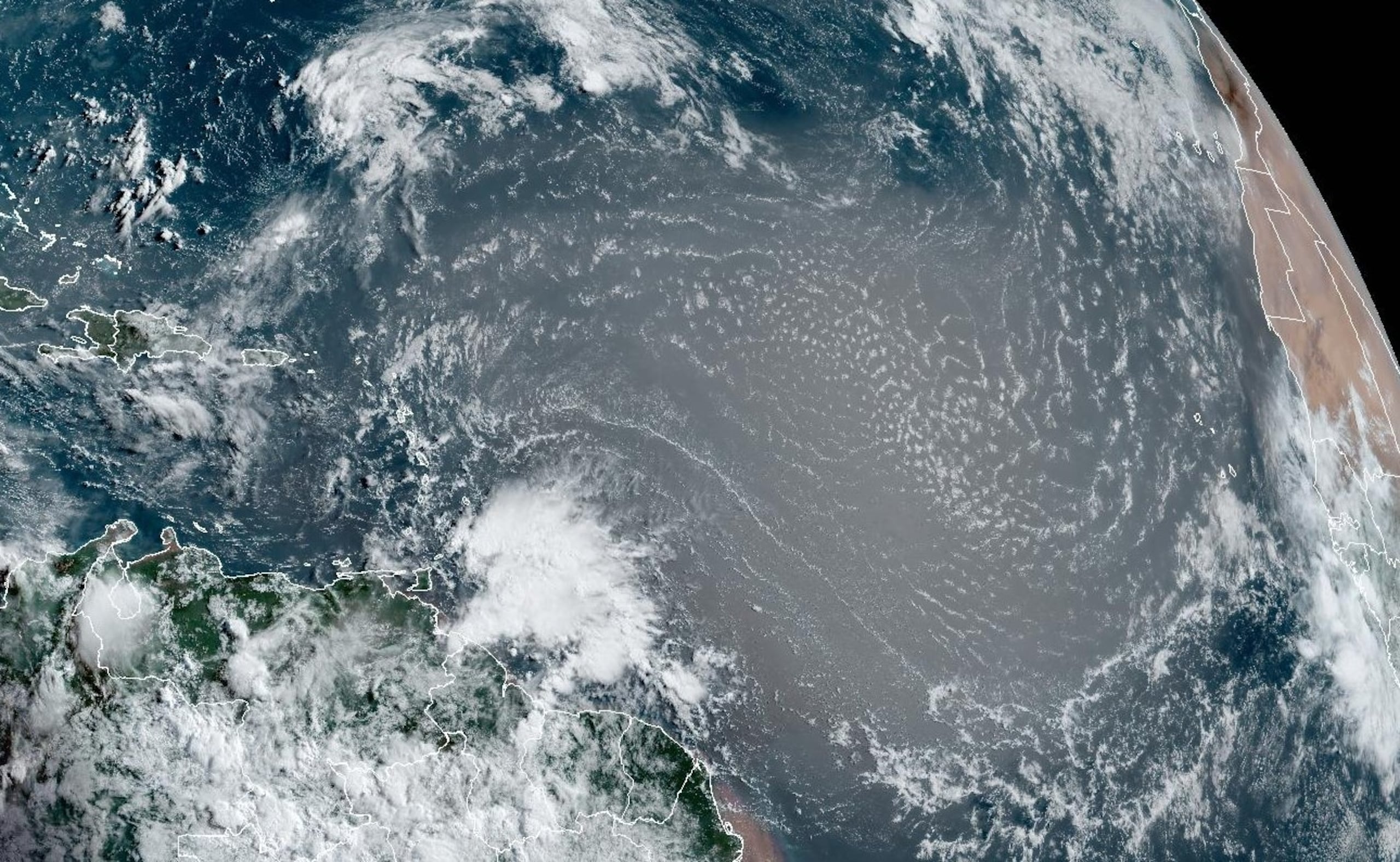 En esta imagen de satélite se observa el polvo del Sahara a través del océano Atlántico.