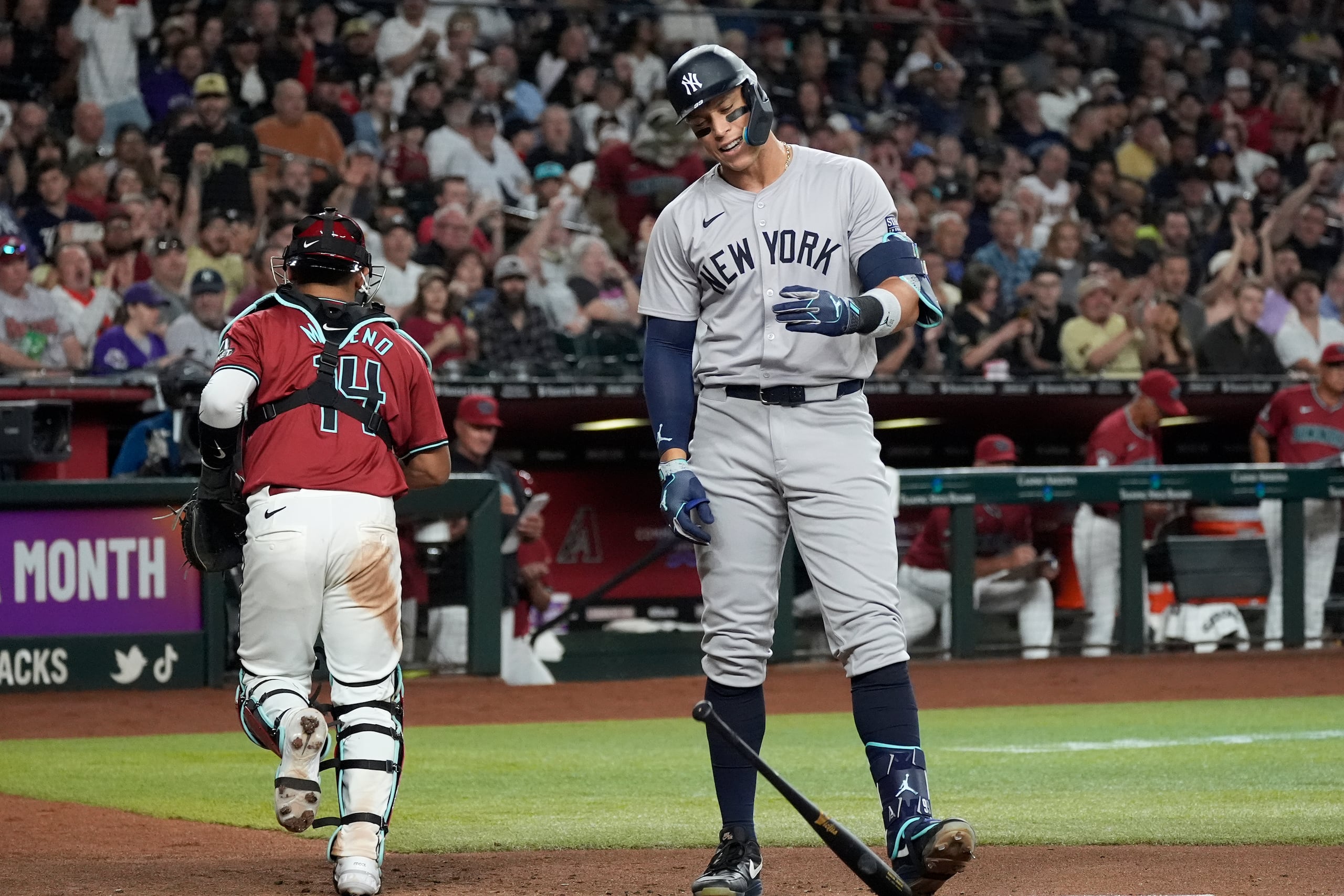Aaron Judge gesticula luego de ser ponchado.