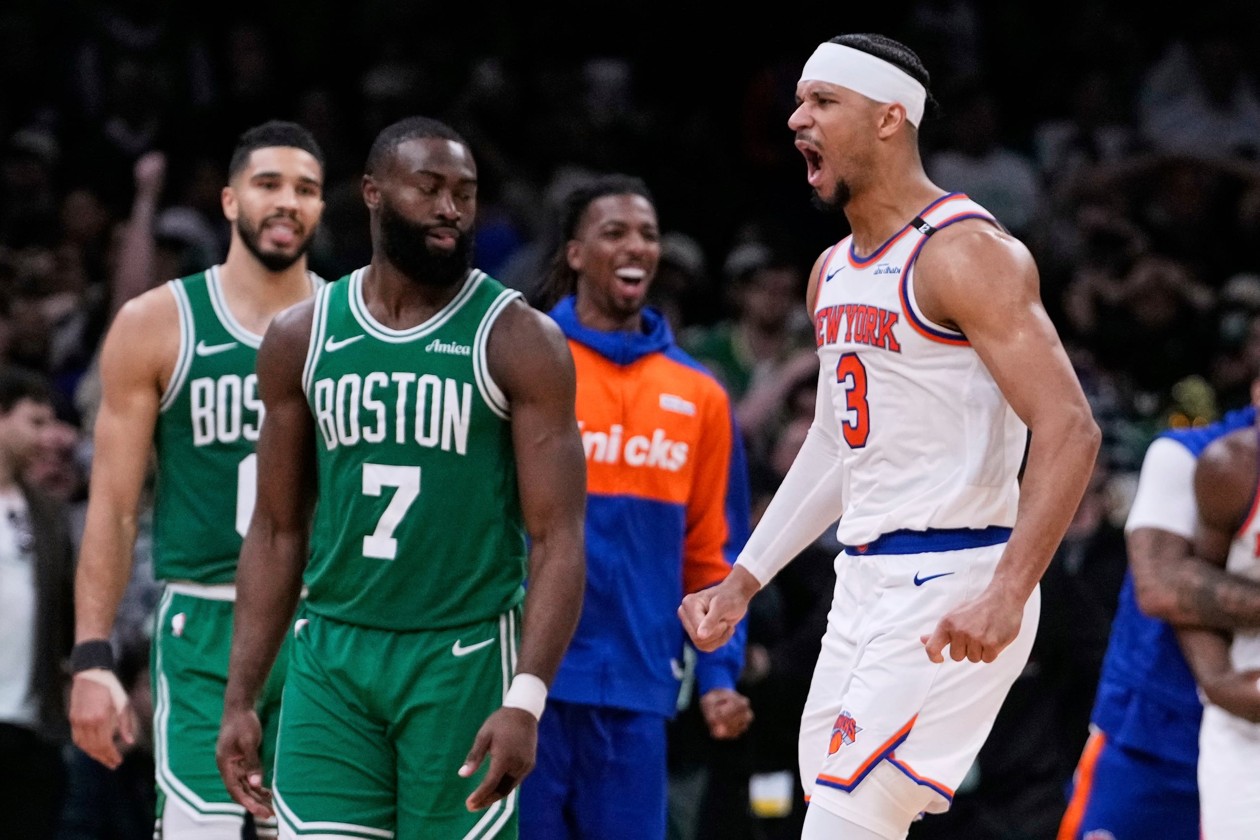 Josh Hart, de los Knicks de Nueva York, festeja la victoria sobre los Celtics de Boston en el segundo partido de su serie de playoffs.