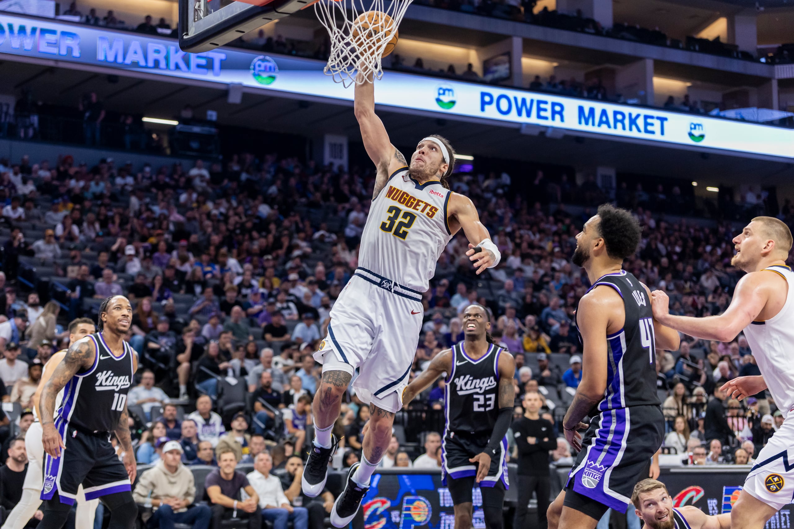Aaron Gordon, alero de los Nuggets de Denver, realiza una clavada en el duelo del miércoles 9 de abril de 2025, ante los Kings de Sacramento.