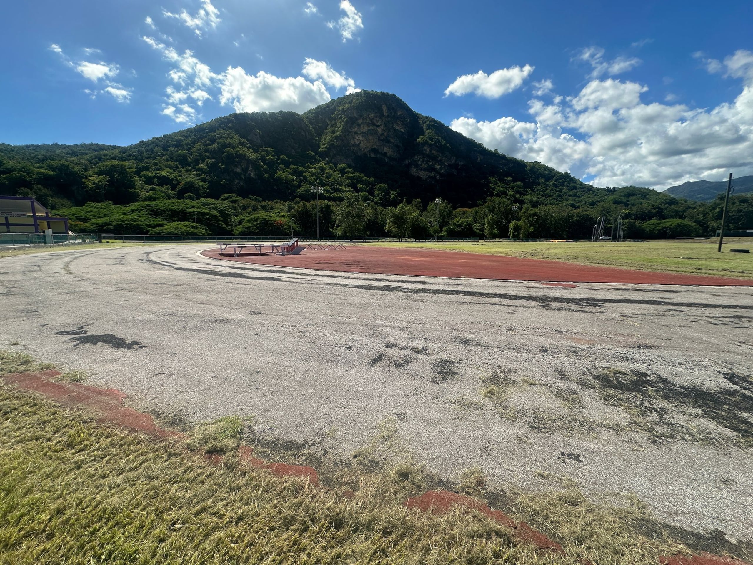 La Pista Atlética, que sirvió para refugiar a los damnificados por los terremotos del 2020, sigue en el abandono.