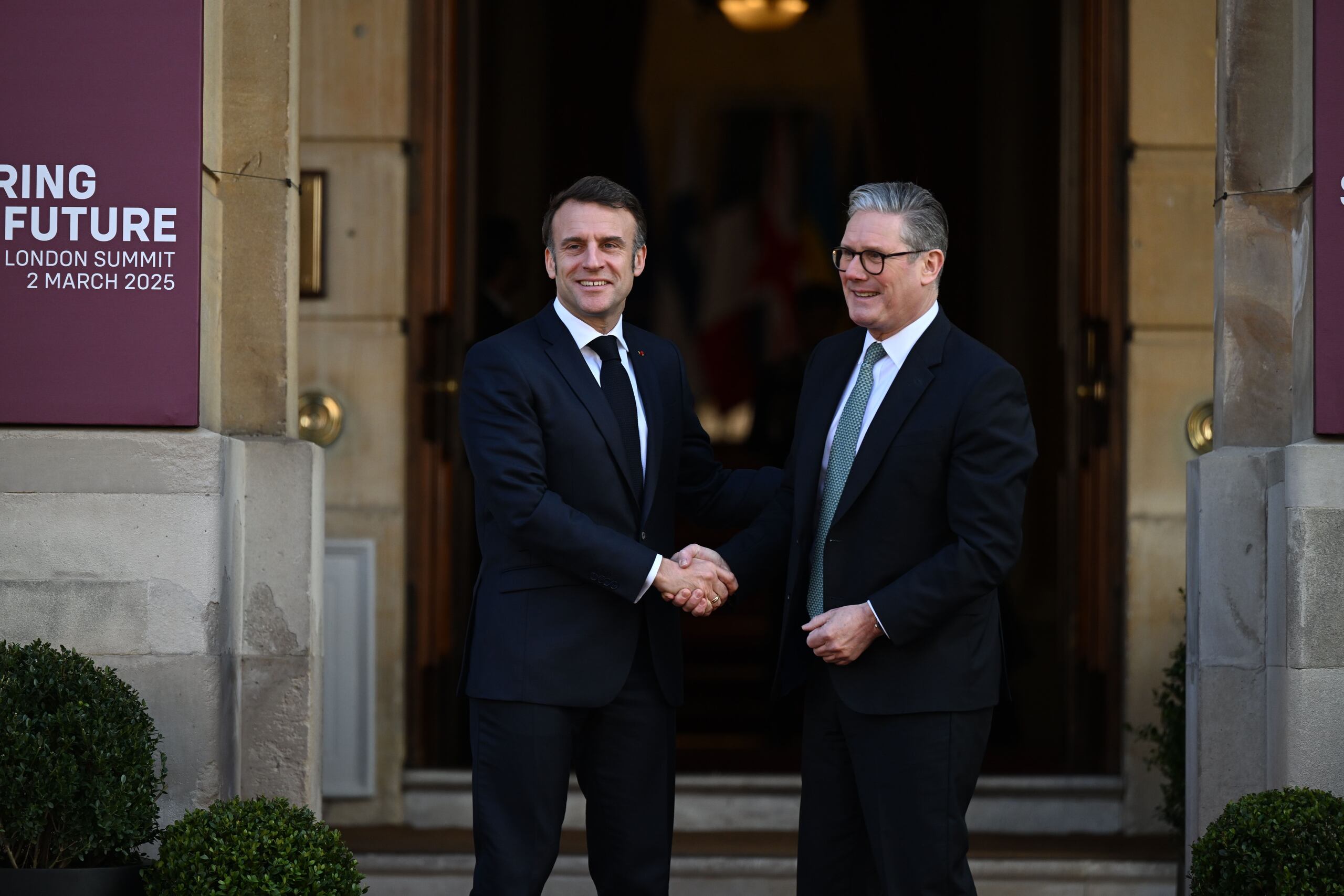 El primer ministro británico, Keir Starmer (d), saluda al presidente francés Emmanuel Macron a su llegada a la cumbre sobre Ucrania de este domingo en Lancaster House, en Londres. EFE/EPA/Chris J. Ratcliffe / POOL