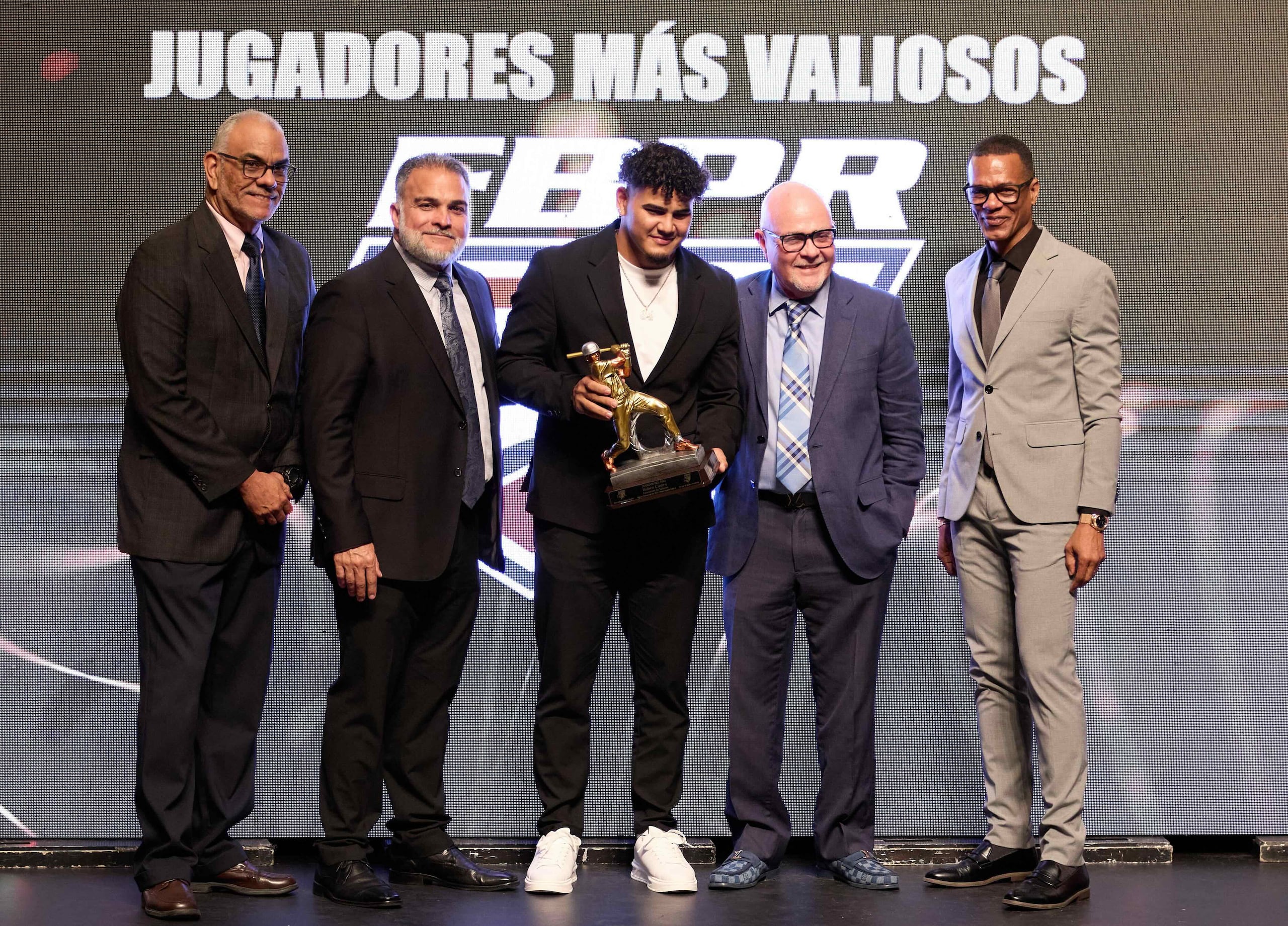 Rubén Castro con el premio de Jugador Más Valioso de la Doble A.