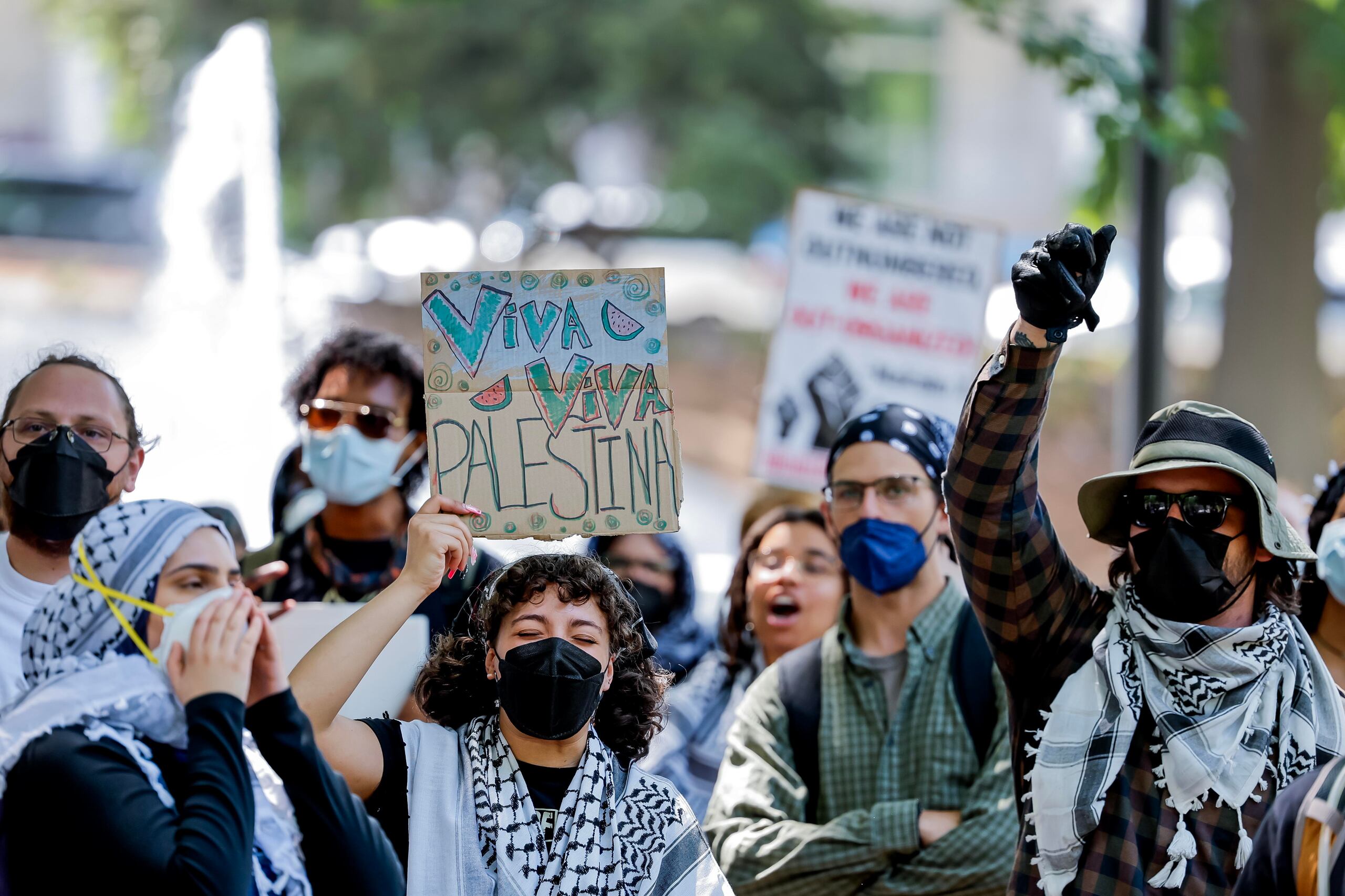 DeSantis hizo estos comentarios en la Universidad de Florida (UF), en Gainesville, muy cerca de donde grupos propalestinos se manifestaban con carteles que decían 'Esto no es una guerra, es un genocidio".