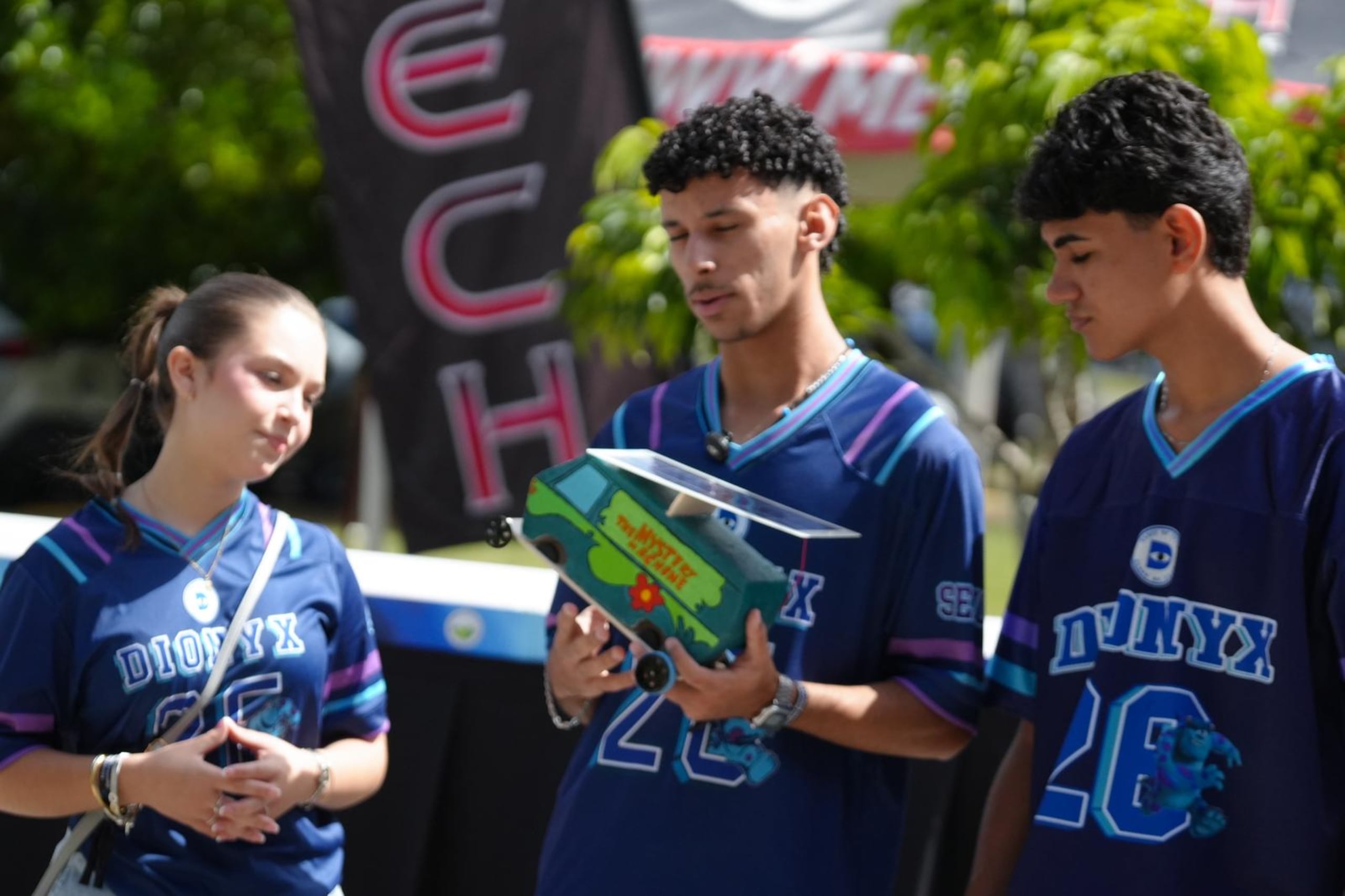 Adreana Camila Colón Hernández, Jean Bruno López Reyes y Gadiel Dávila Estrella, quienes ganaron tercer lugar en la categoría de velocidad.