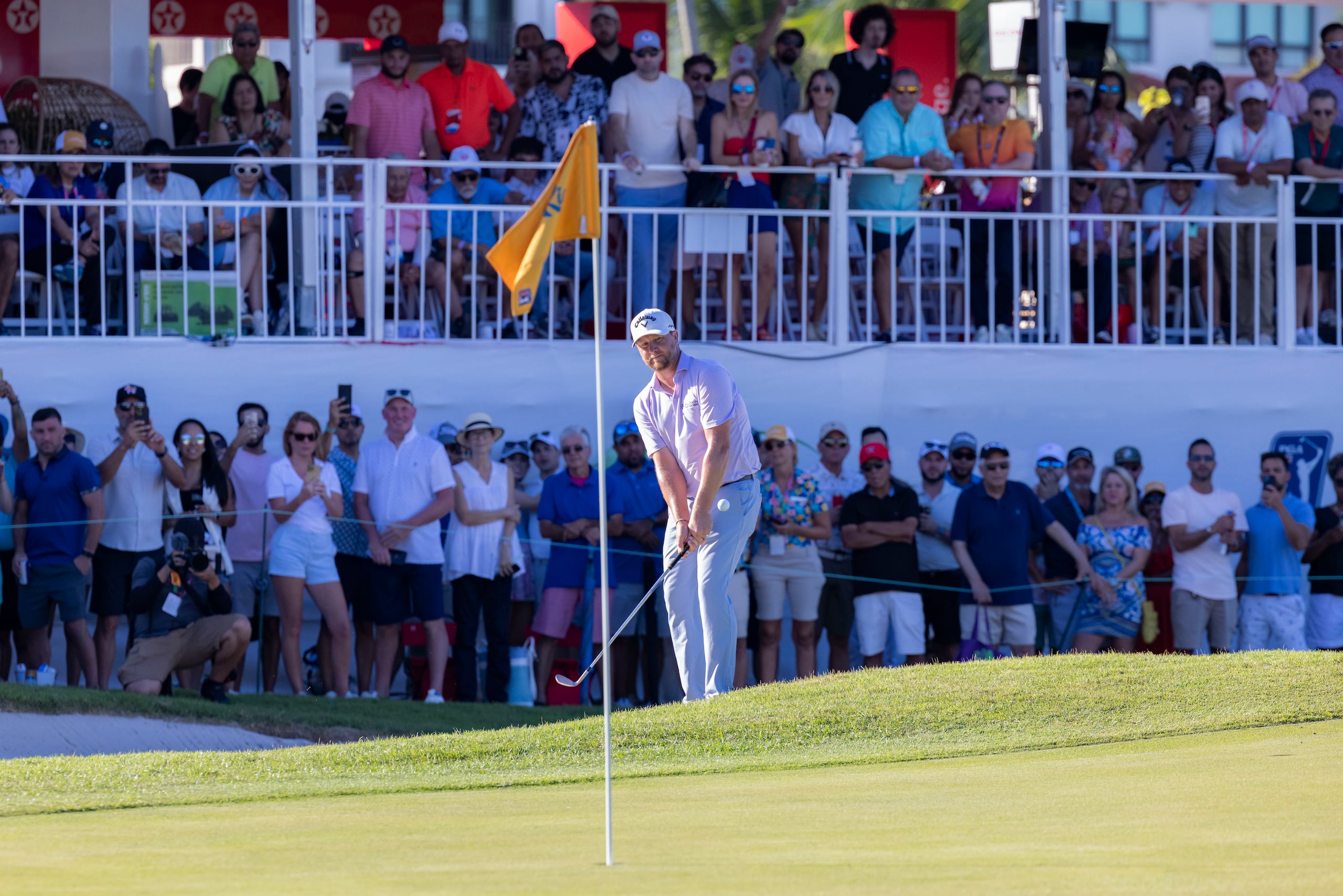 Brice Garnett realiza uno de los tiros en los hoyos de desempate.