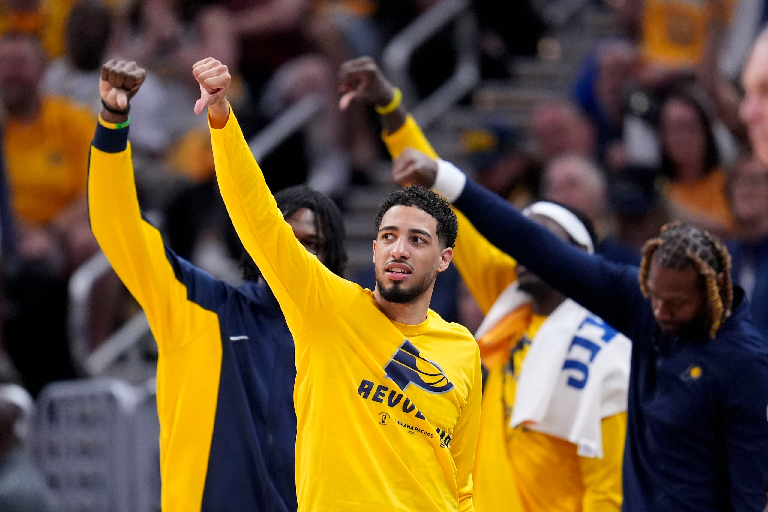 Tyrese Haliburton y sus compañeros celebran uno de los pasajes del gran juego que lanzó Indiana hoy.