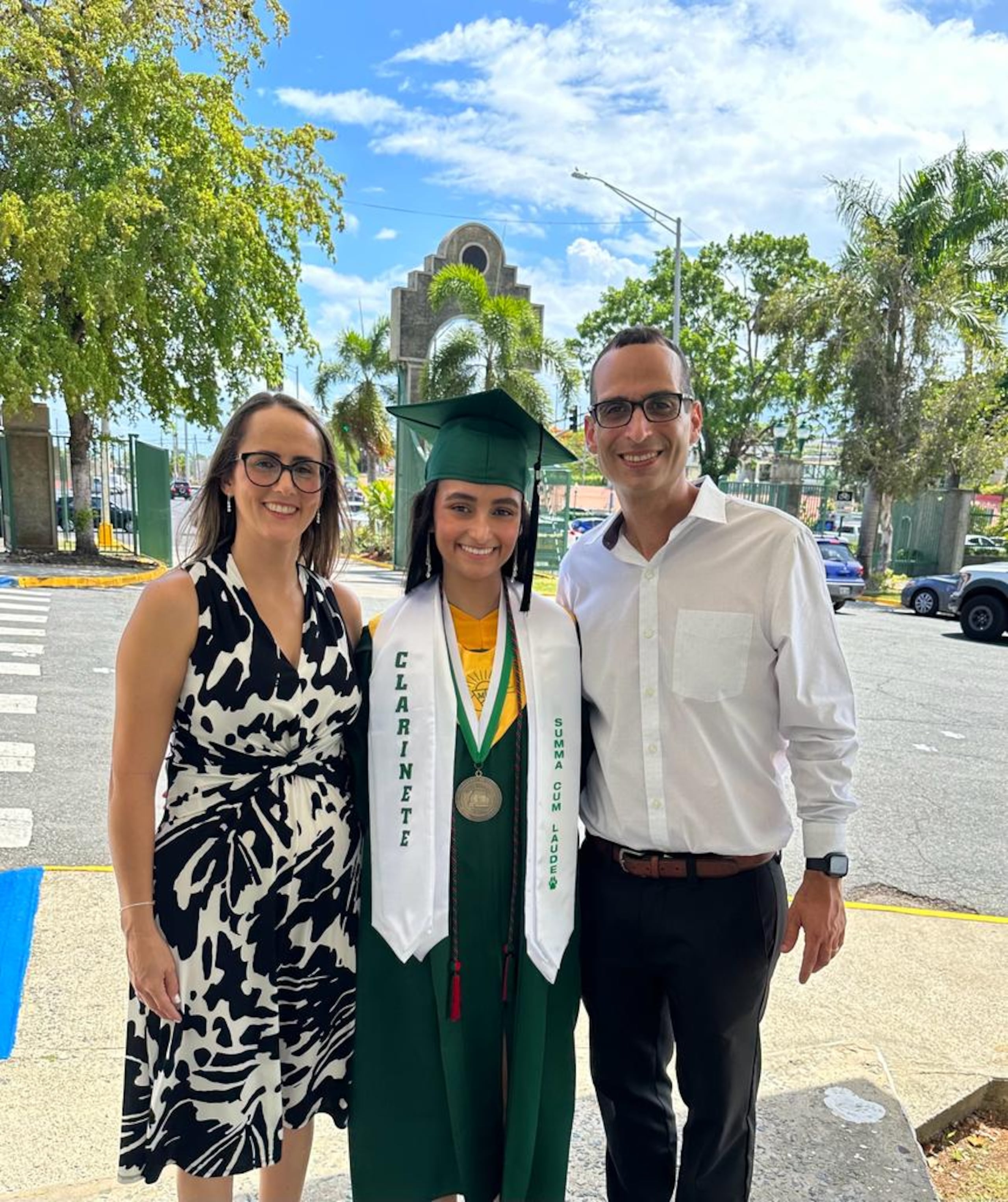 Al final de la graduación, la familia fue al lugar exacto donde se habían tomado la primera foto y la repitieron.