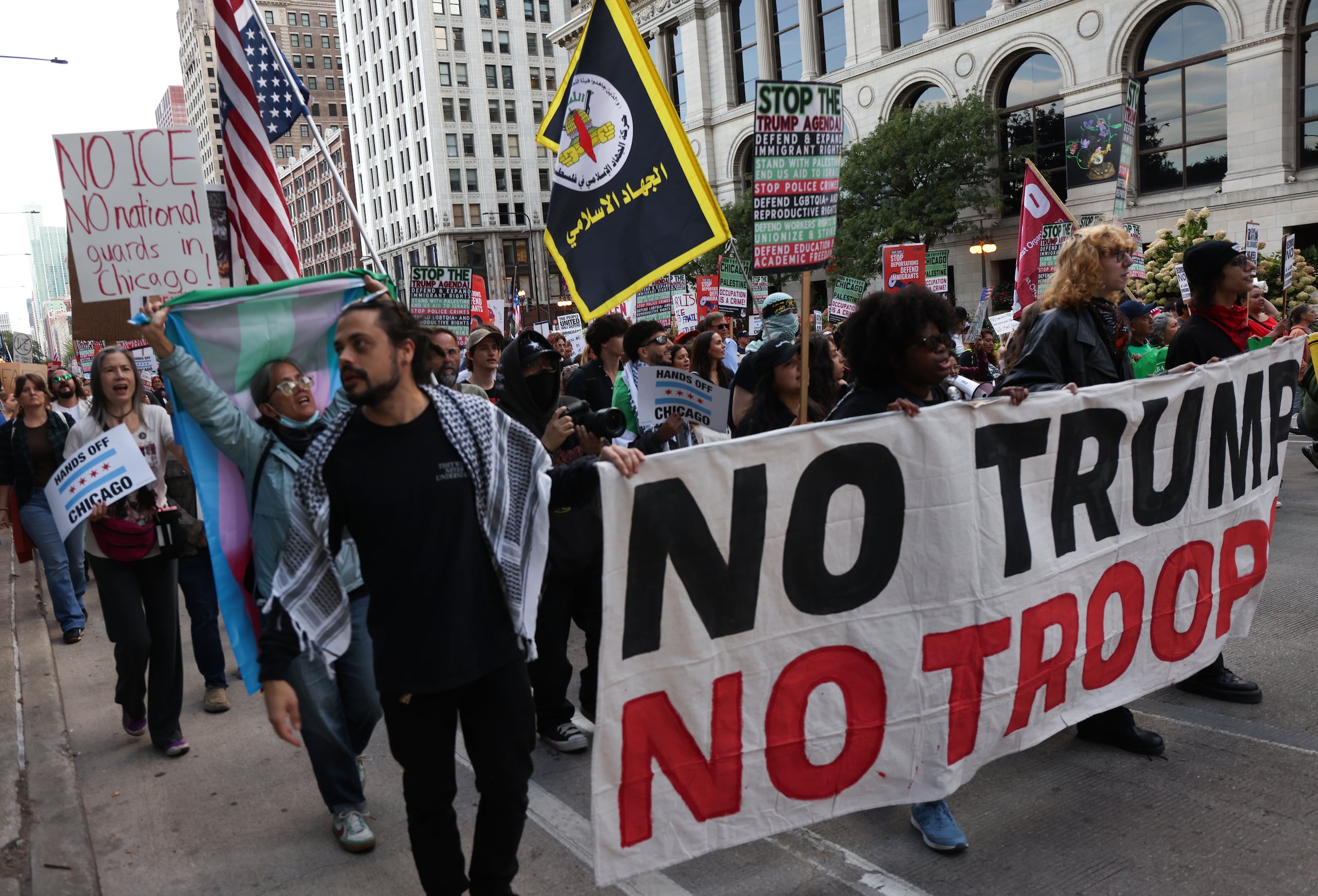 Agentes del alguacil del condado de Cook, de la policía estatal de Illinois y la policía de Broadview intentaron mantener el orden, indicó el comunicado.