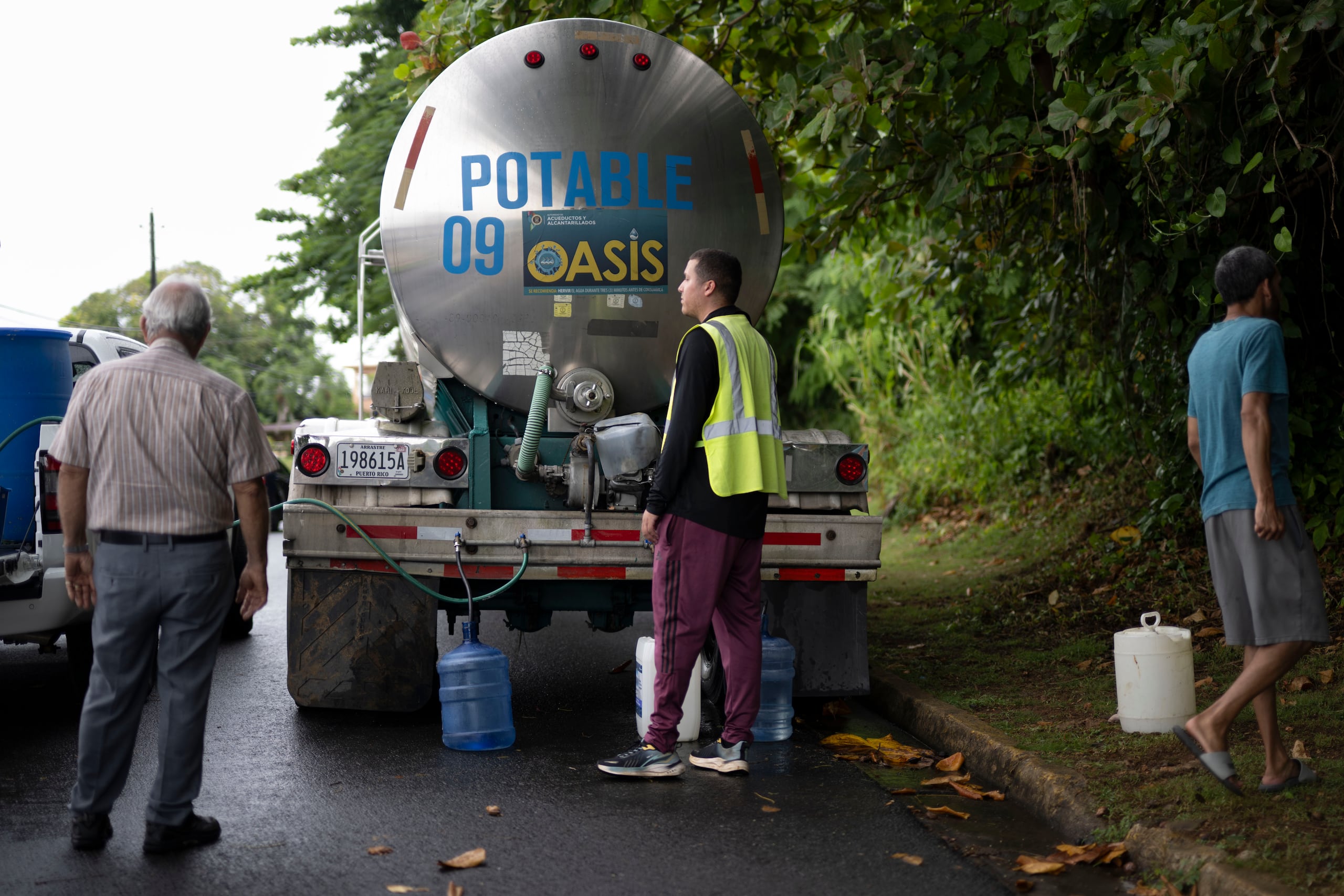 Se informó que mientras el servicio se restablece en su totalidad, la AAA y los municipios afectados por la emergencia mantendrán activo el plan de acarreo de agua potable a las comunidades.