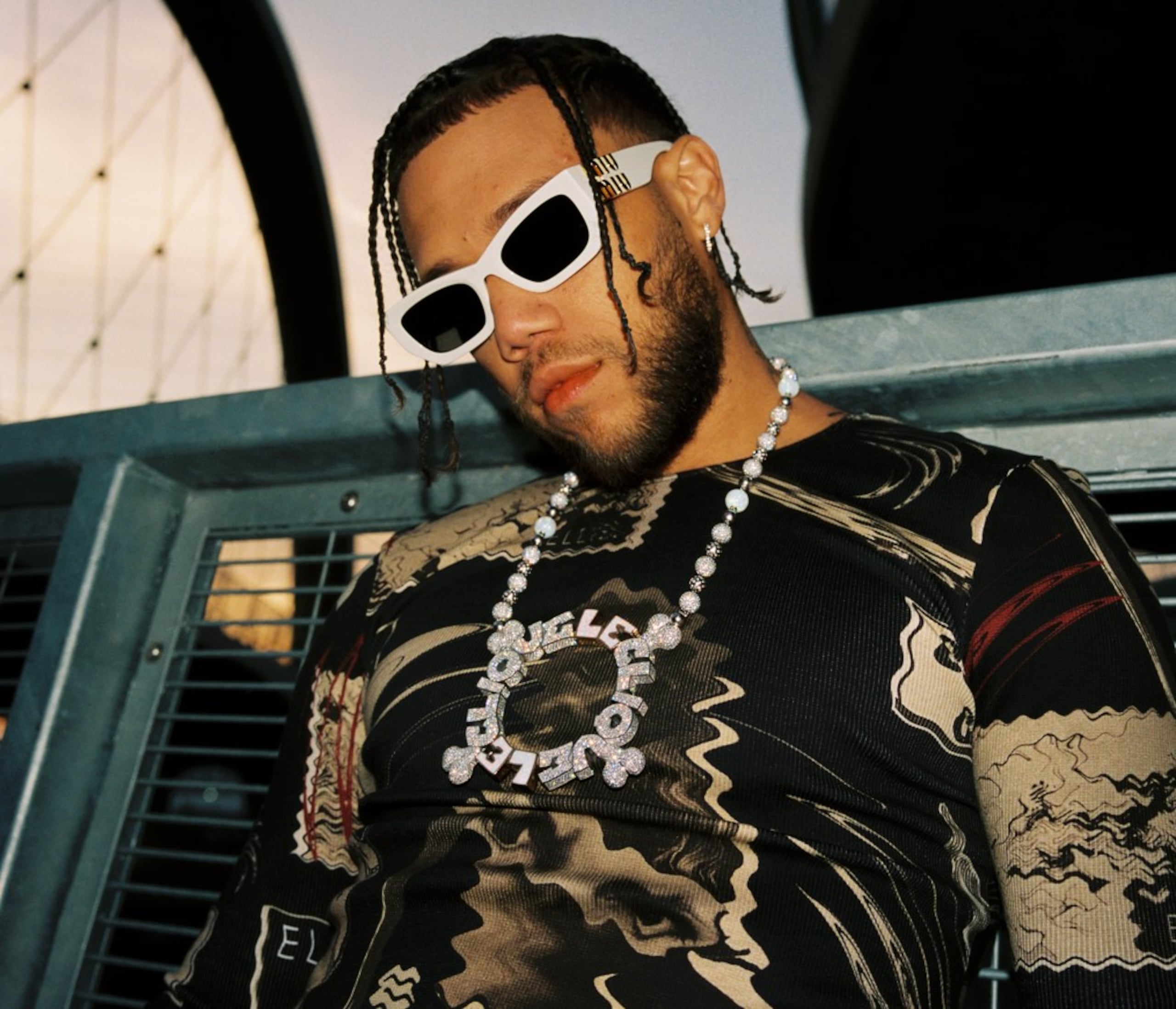 El pegajoso tema de reguetón sobresale por el toque distintivo de su voz y la rima singular del famoso exponente urbano.