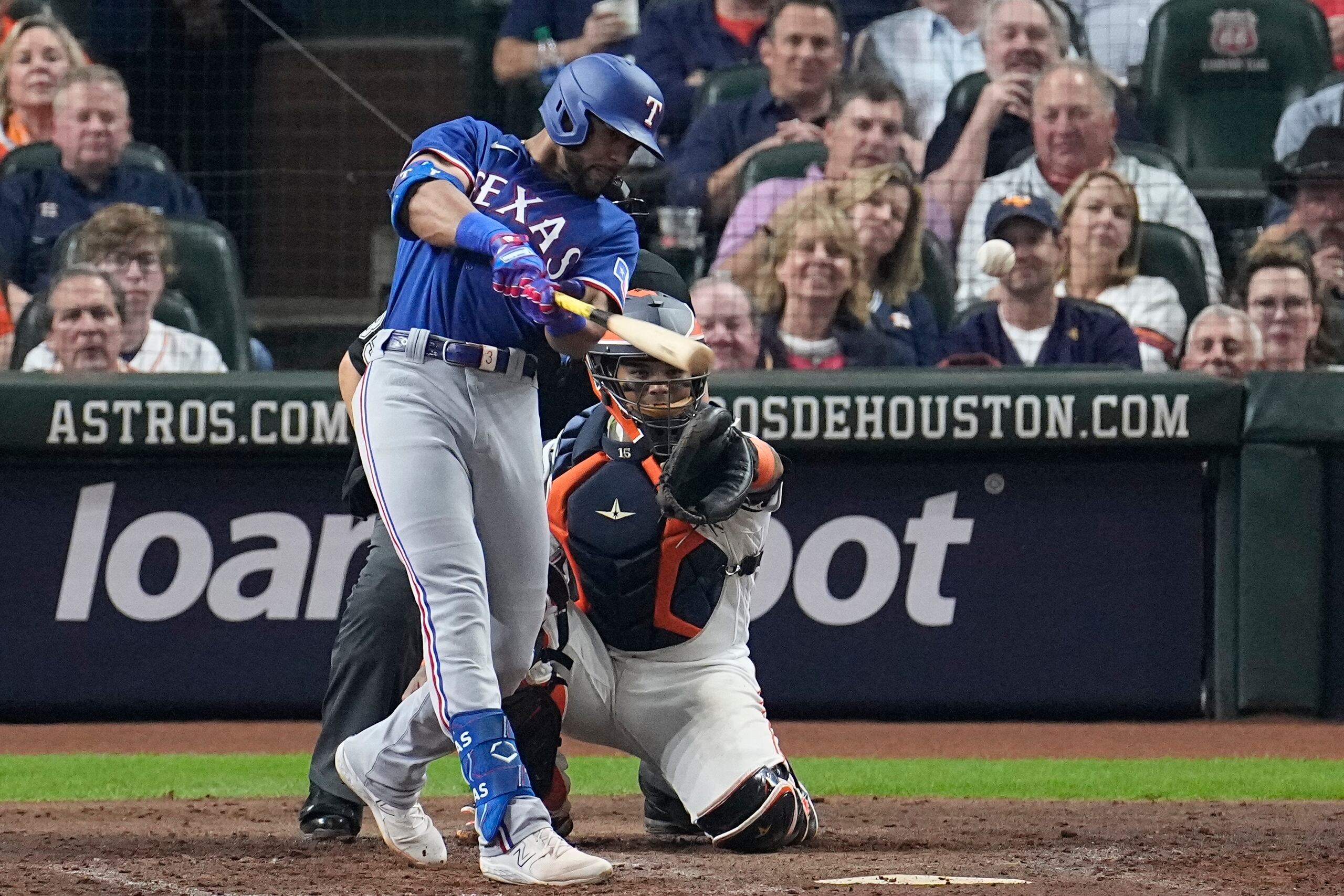 Leody Taveras conecta un sencillo durante el séptimo inning.