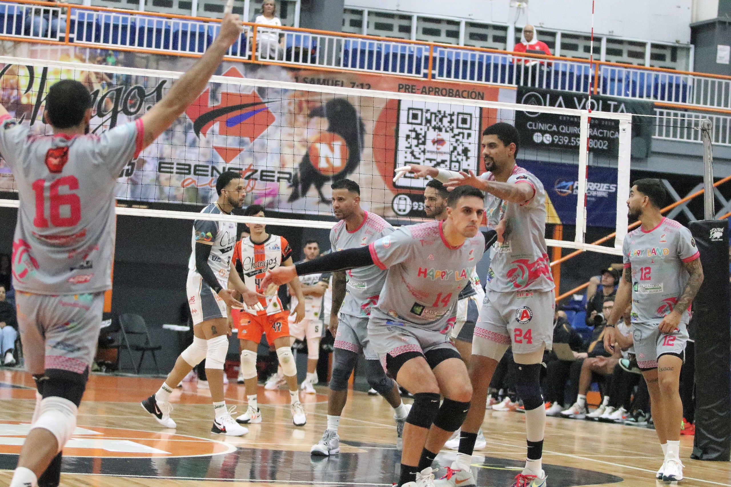 Los Caribes de San Sebastián festejan un punto frente a los Changos de Naranjito en el cuarto juego de la semifinal del Voleibol Superior Masculino.
