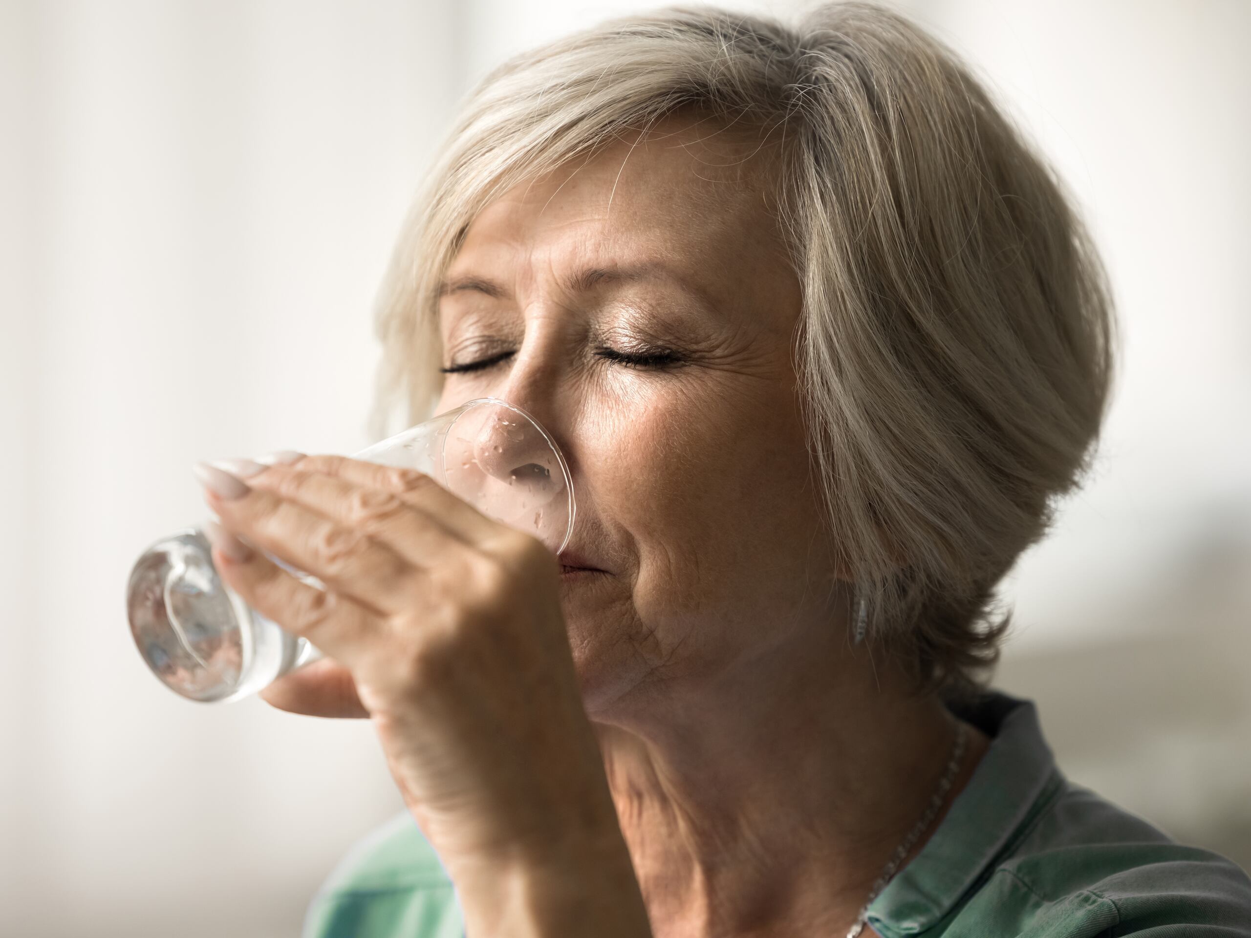 Una buena hidratación y alimentación saludable se reflejan en una piel sana a cualquier edad.