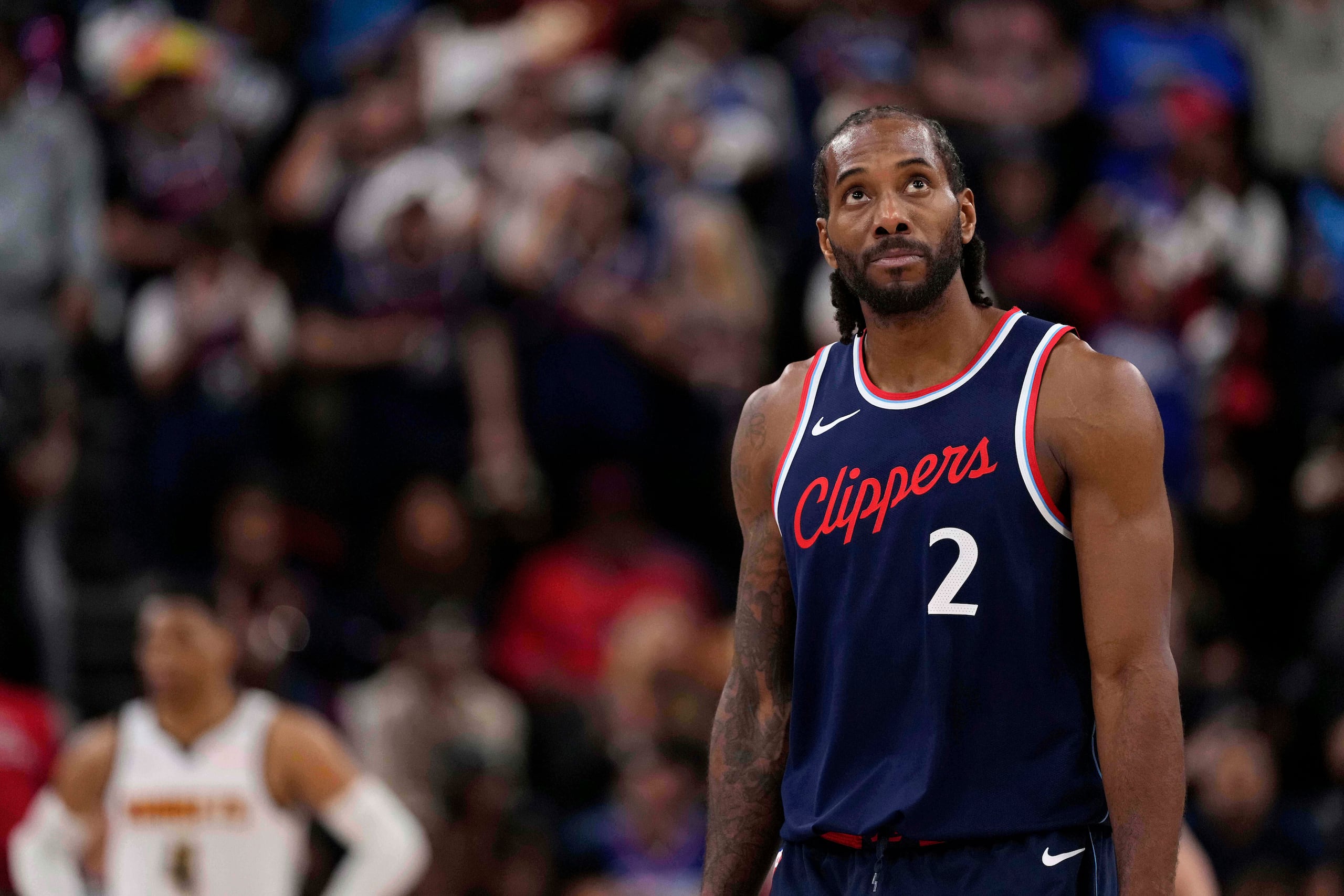 Kawhi Leonard en uniforme de los Clippers de Los Ángeles durante la temporada 2024-25 de la NBA.
