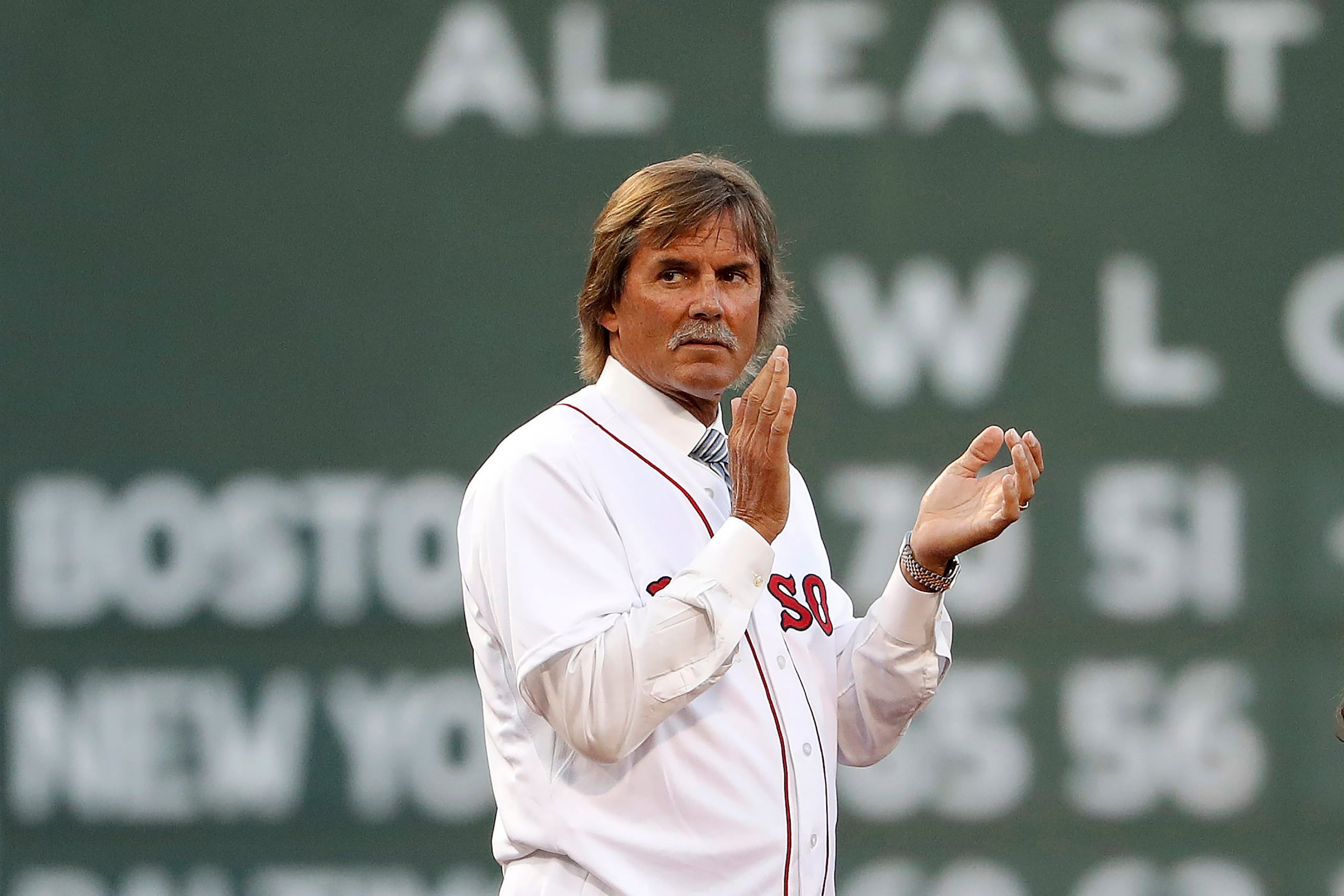 Dennis Eckersley durante las ceremonias previas a un juego entre los Red Sox y los Yankees en Boston el 19 de agosto del 2017. Eckersley, un lanzador que llegó al Salón de la Fama, es el padre de la joven que se ha salvado de una pena de cárcel.