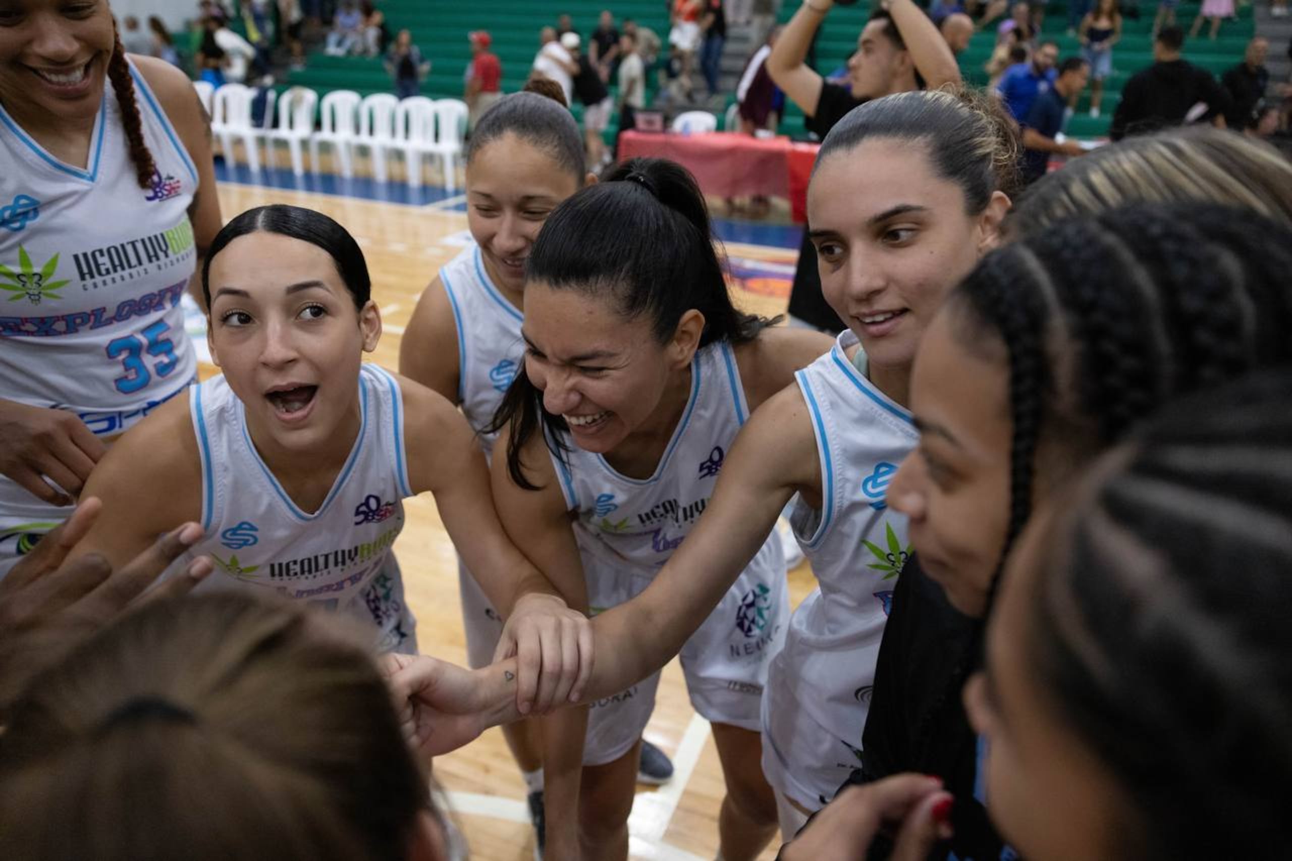 Las Explosivas de Moca celebran la victoria ante las Atenienses de Manatí.