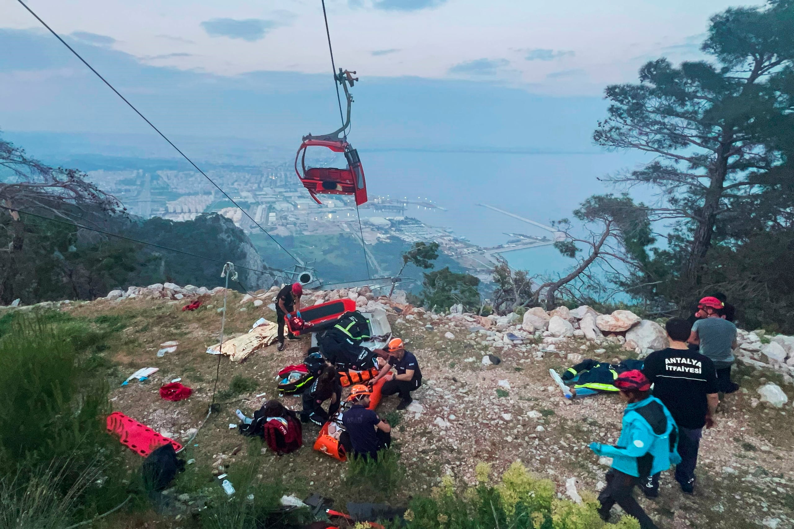Equipos de rescatistas trabajan con los pasajeros de un teleférico varado a las afueras de Antalya, en el sur de Turquía.