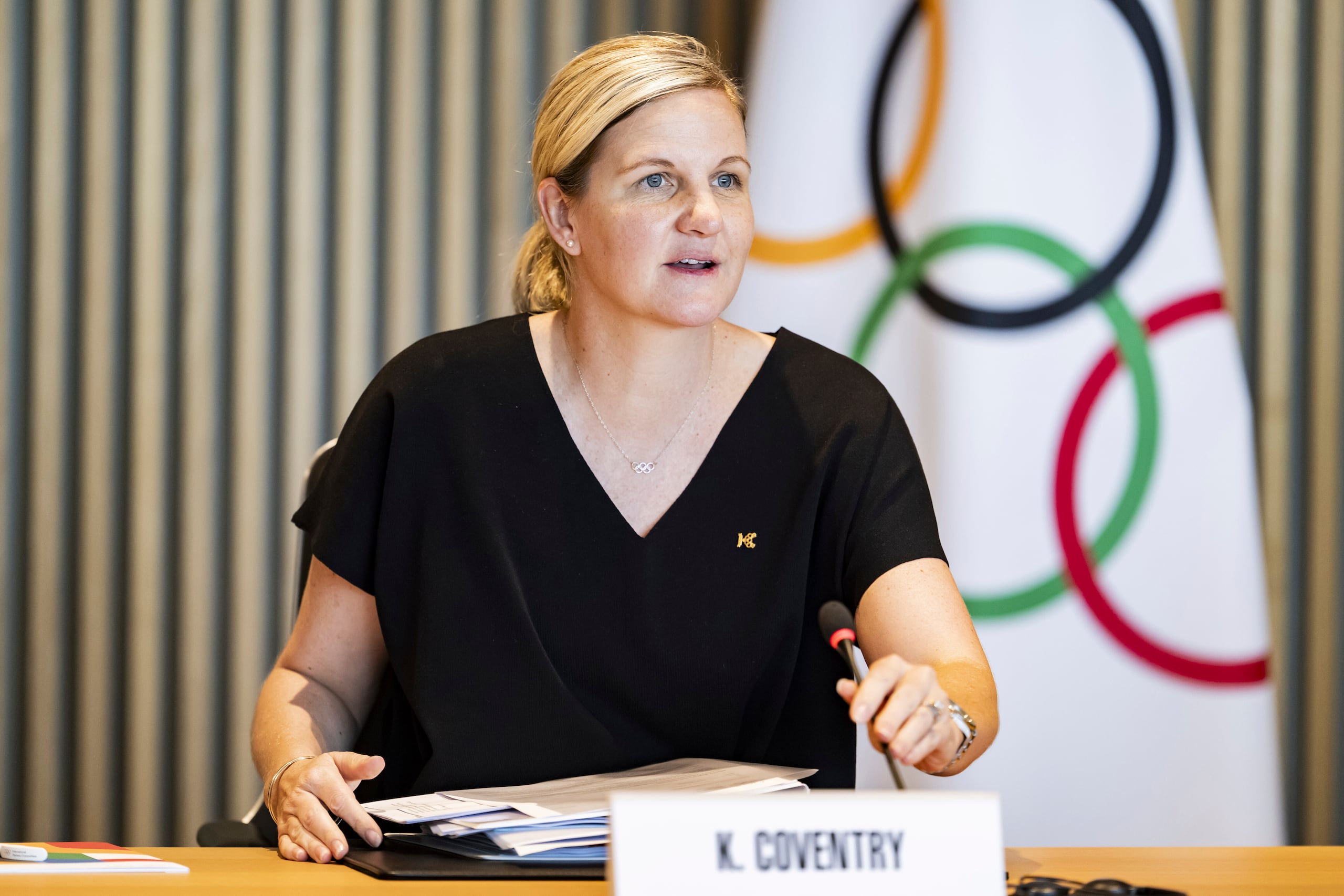 La presidenta del Comité Olímpico Internacional (COI), Kirsty Coventry, habla durante la apertura de la reunión de la junta ejecutiva del COI, en la Casa Olímpica, en Lausana, Suiza, el miércoles 25 de junio de 2025.