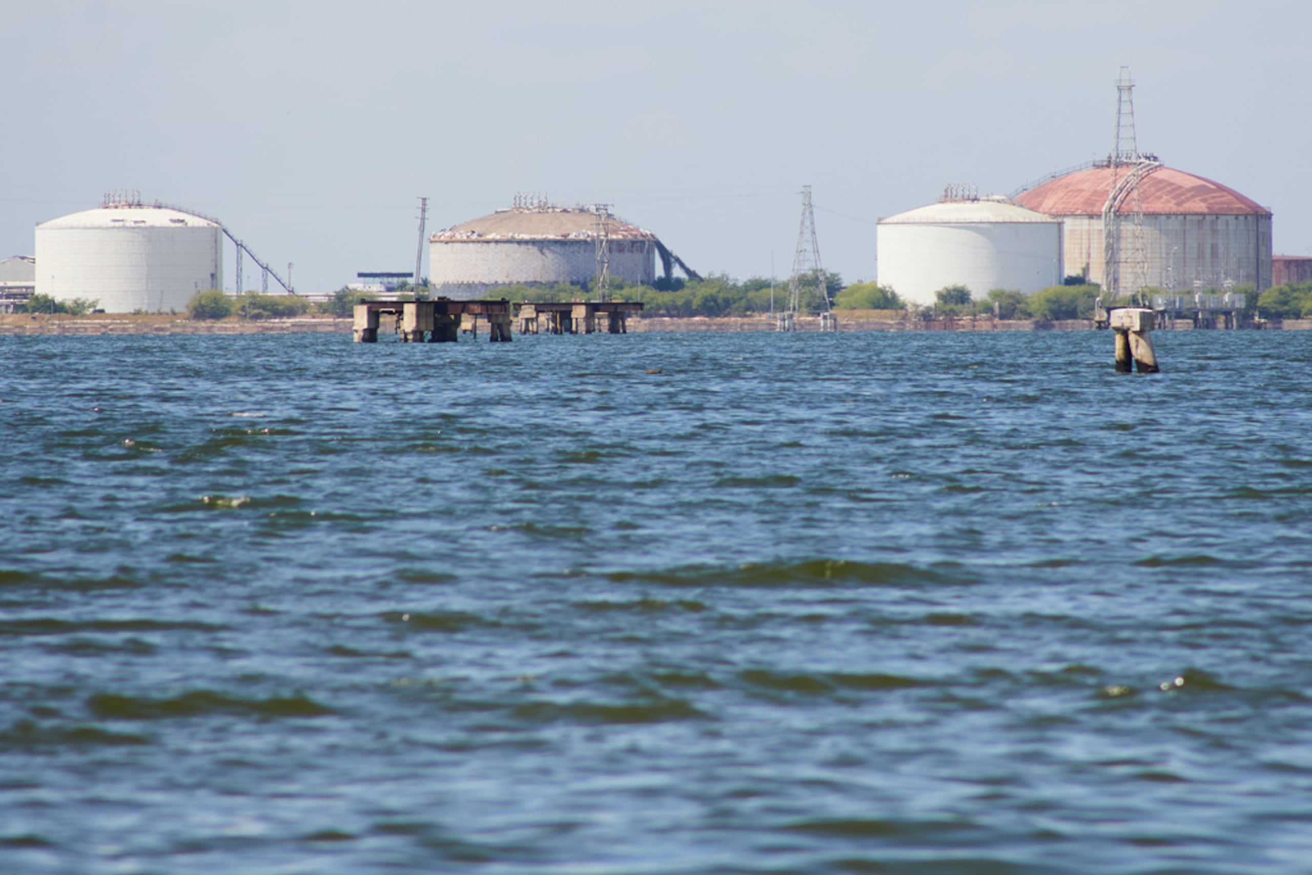 Tanques de almacenamiento en instalaciones petroleras se ven en el lago de Maracaibo en Cabimas, Venezuela, el miércoles 7 de enero de 2026.