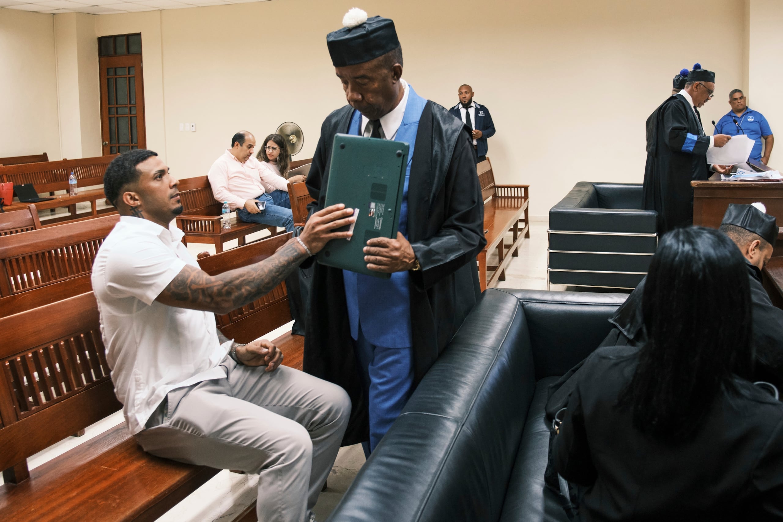 Wander Franco, campocorto de los Rays de Tampa Bay, conversa con su abogado Teodosio Jáquez durante su juicio por abuso sexual de una menor en Puerto Plata, República Dominicana.