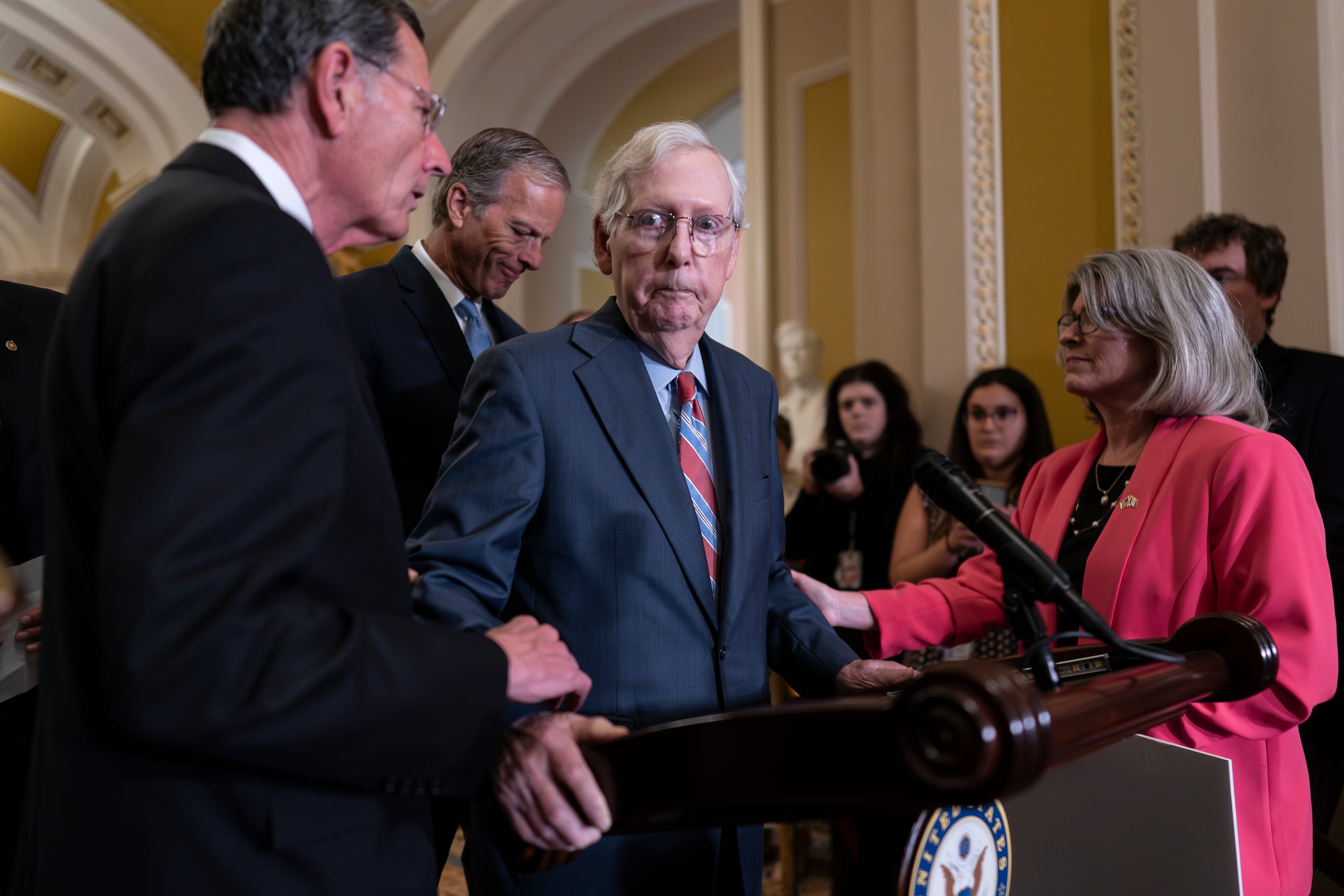 McConnell ha dejado claro en numerosas ocasiones que no abandonará su puesto antes de tiempo y no existe ningún mecanismo por el que puedan apartarlo.