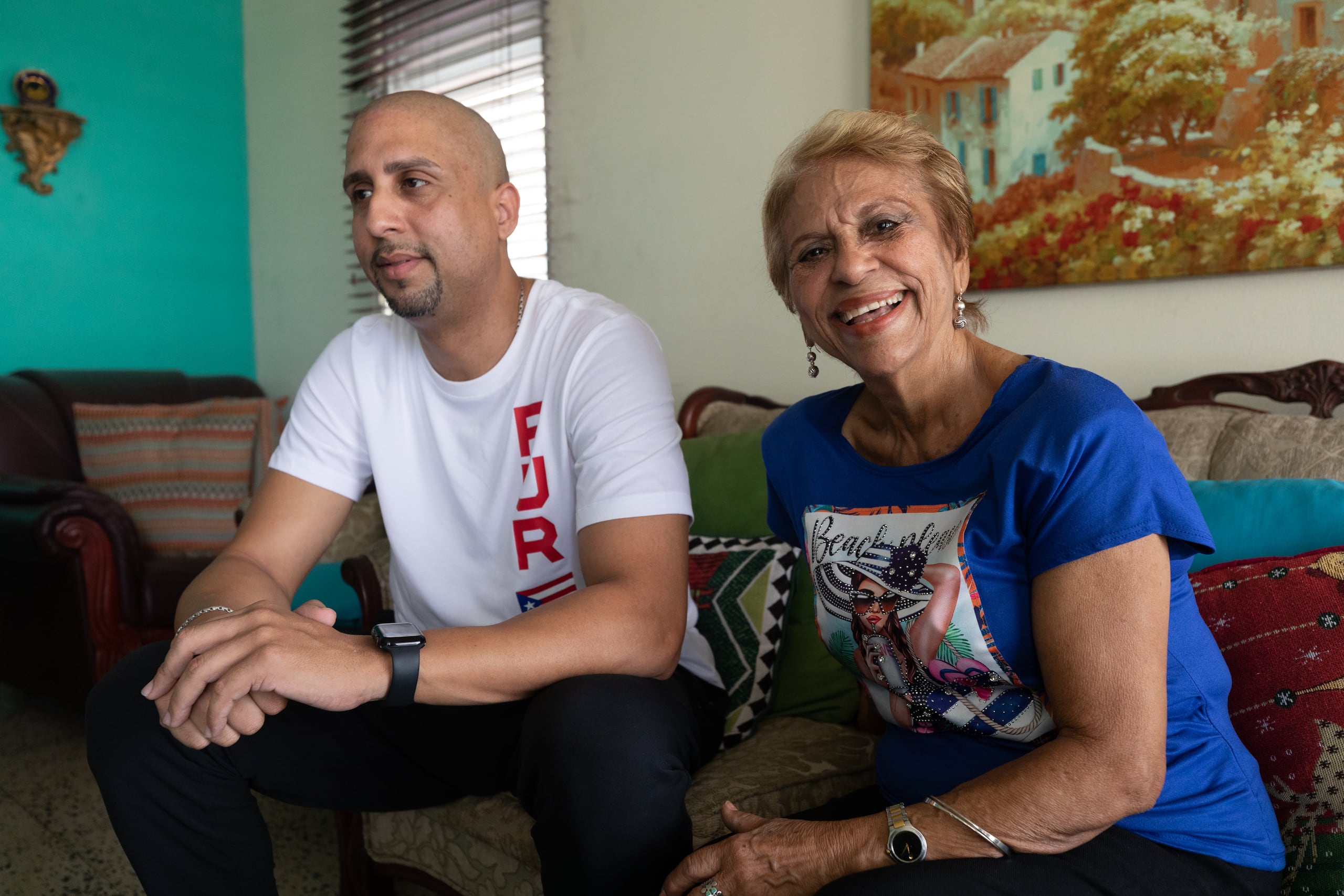 El dirigente Nelson Colón junto a su madre Rosalina Santiago, en una entrevista en 2021.