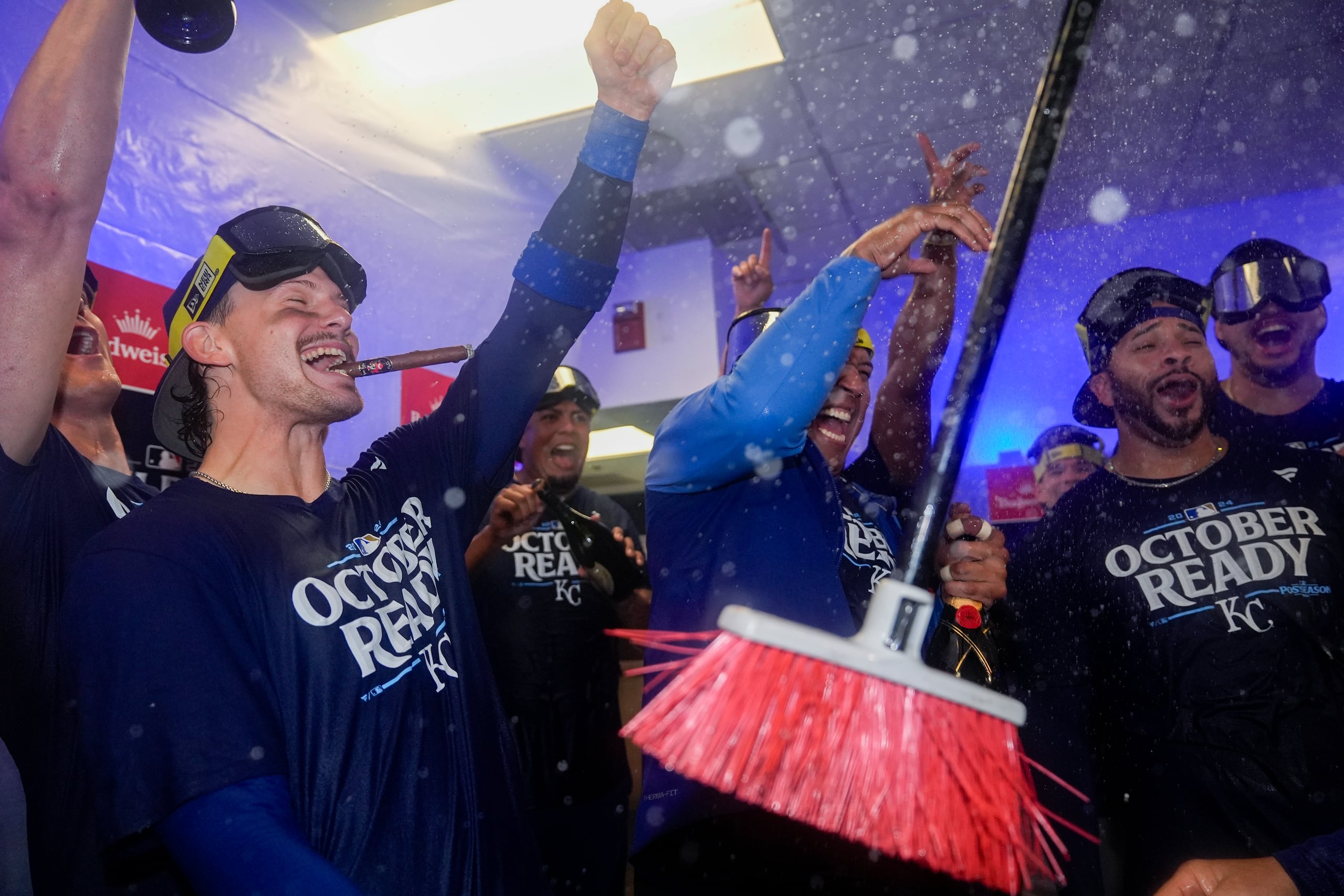 Bobby Witt Jr., a la izquierda, Salvador Perez, al centro, y Tommy Pham, a la derecha, celebran el pase a la serie divisional de la Americana.