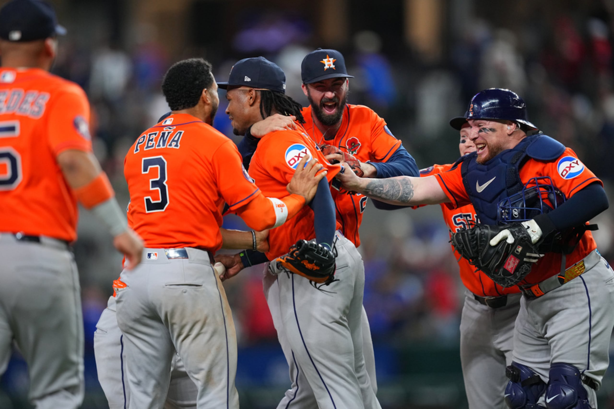 El lanzador de los Astros Alimber Santa, al centro, reacciona junto a sus compañeros, incluido el receptor boricua Christian Vázquez, tras completar el juego sin hit ni carrera combinado en la victoria sobre los Rangers.