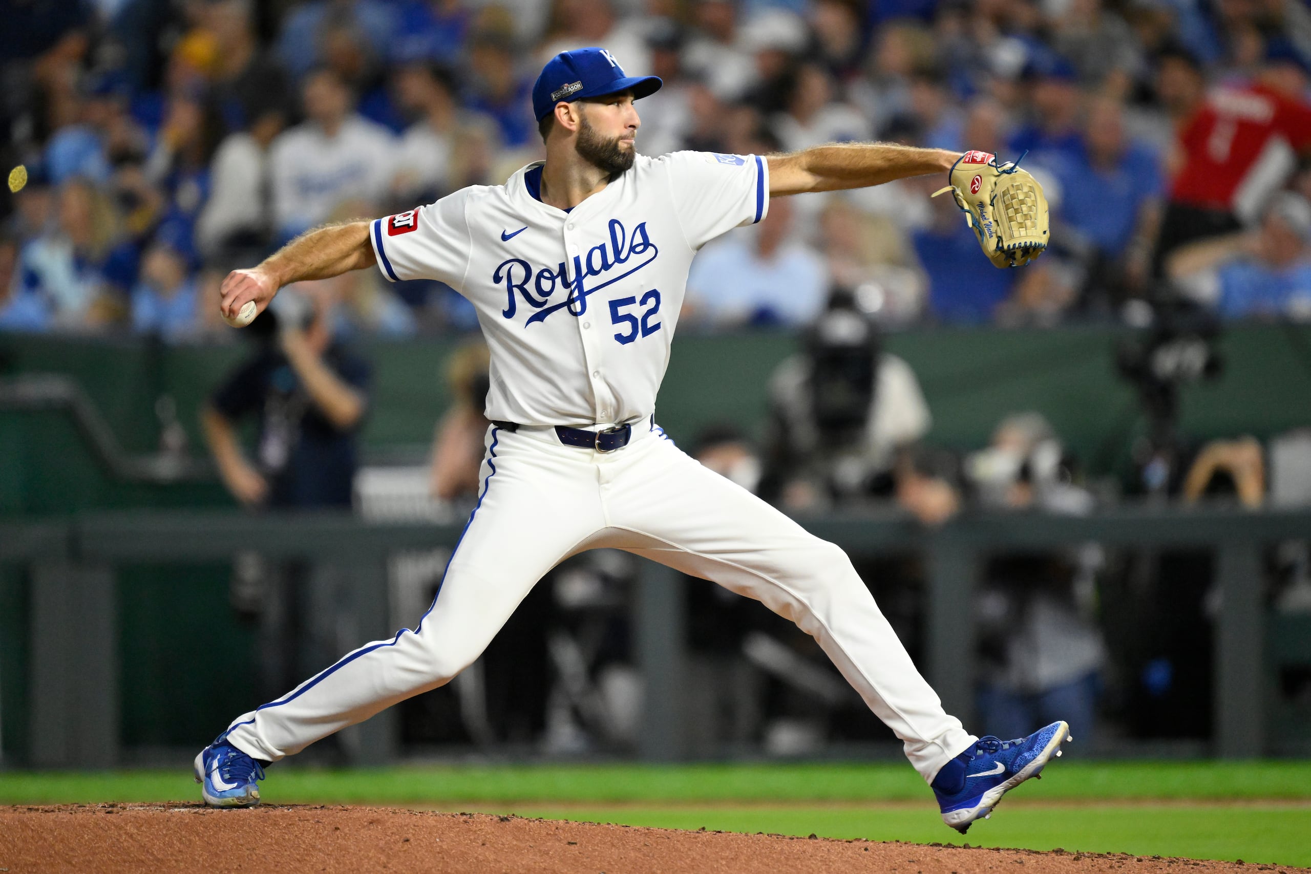 El lanzador abridor de los Reales de Kansas City, Michael Wacha, lanza durante la tercera entrada en el Juego 4 de una serie de playoffs de béisbol de la División de la Liga Americana contra los Yankees de Nueva York, el jueves 10 de octubre de 2024, en Kansas City, Missouri. (AP Foto/Reed Hoffmann)