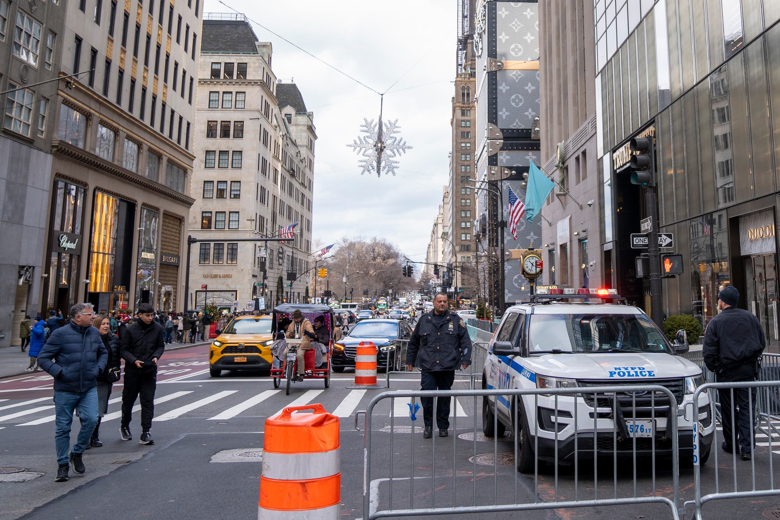 Integrantes de la Policía de New York custodian afuera de la Torre Trump este jueves, en 5 av de Manhattan New York (EE.UU.). EFE/ Ángel Colmenares