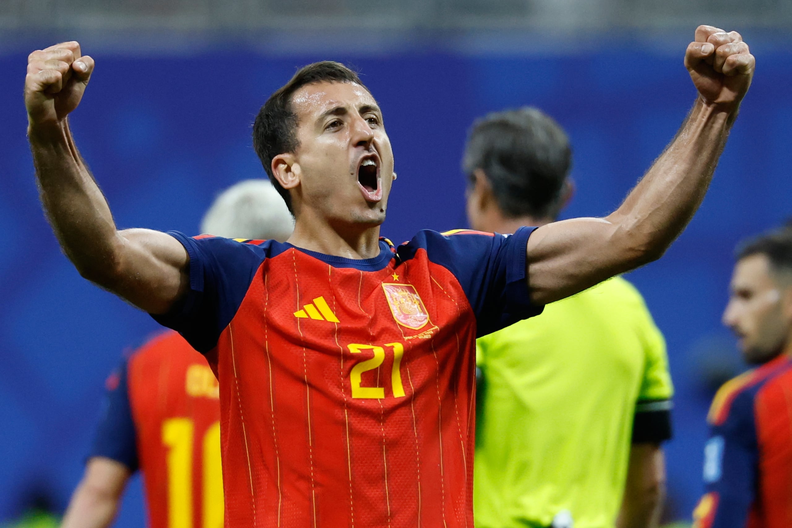 El español Mikel Oyarzabal celebra después de anotar un gol en el partido por el Grupo H del Mundial ante Arabia Saudí.