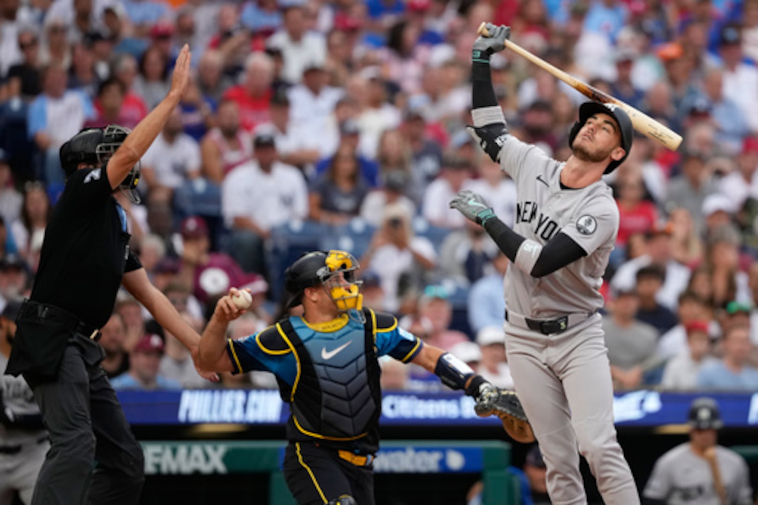Cody Bellinger, a la derecha, de los Yankees de Nueva York, reacciona tras ser eliminado por strikeout ante el lanzador de los Filis de Filadelfia, Jesús Luzardo, durante la segunda entrada del partido de béisbol de las Grandes Ligas, el viernes 24 de julio de 2026, en Filadelfia. (Foto AP/Matt Slocum)