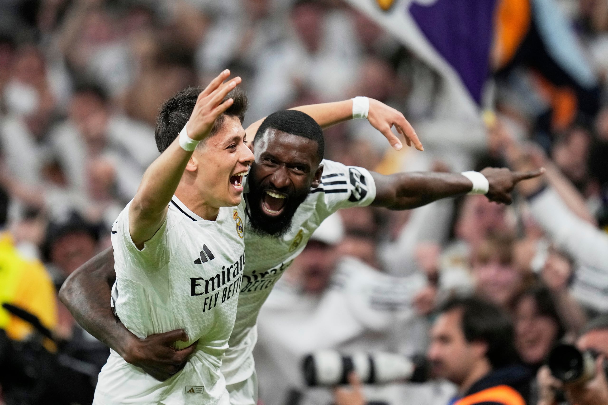Arda Guler (izquierda) y Antionio Rudiger, del Real Mdrid, festejan durante el tiempo extra de la vuelta de la semifinal de la Copa del Rey ante la Real Sociedad.