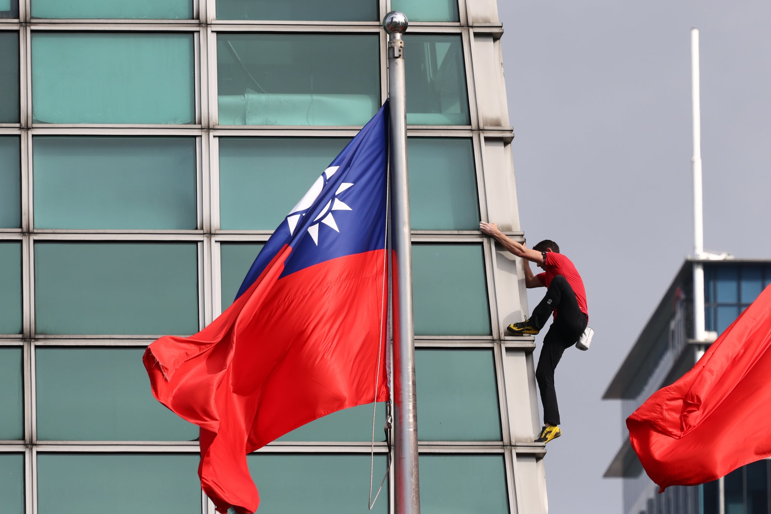 El escalador estadounidense Alex Honnold escala el rascacielos Taipei 101 en Taipei (Taiwán). EFE/RITCHIE B. TONGO