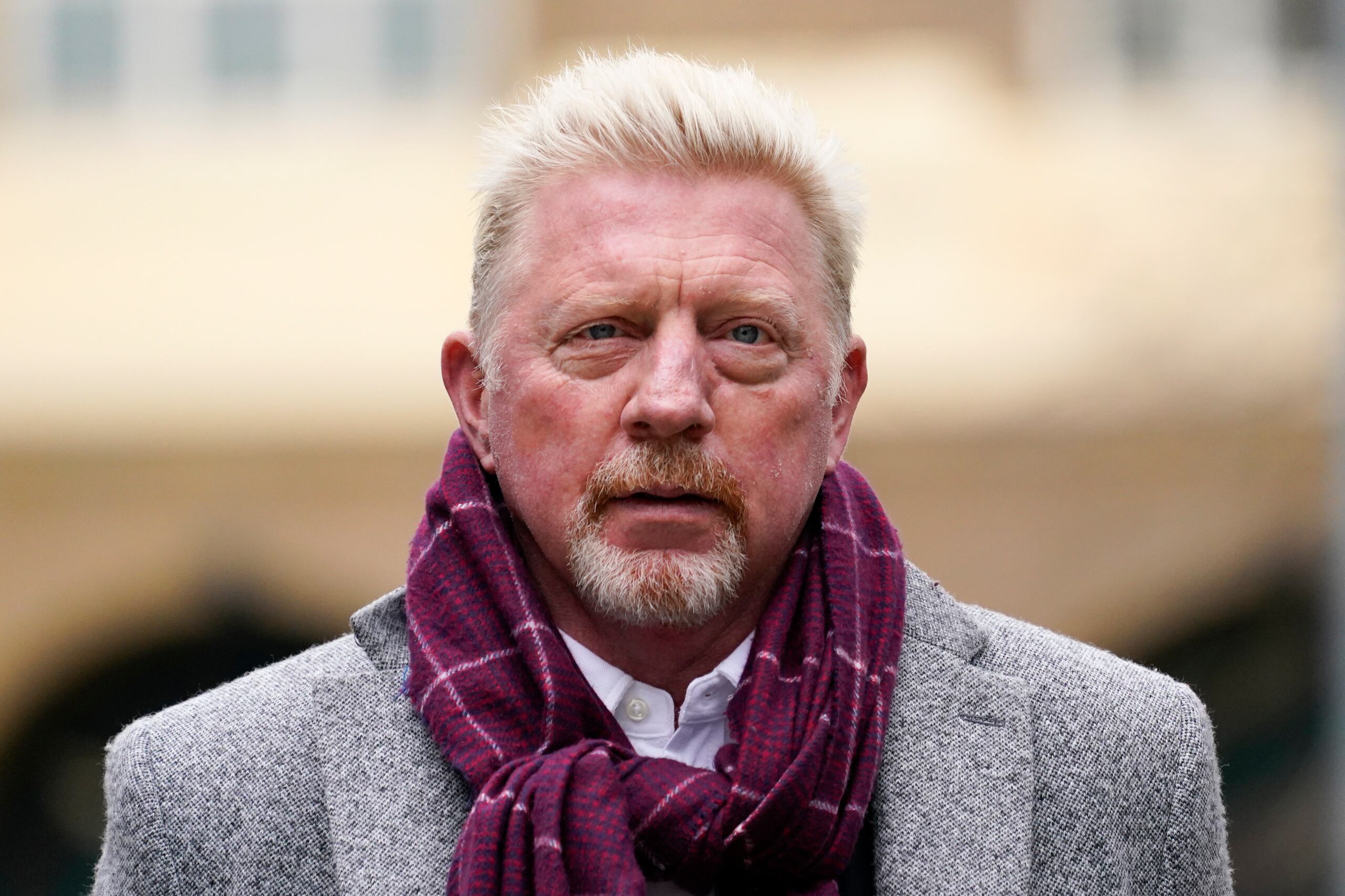 En esta foto del 8 de abril del 2022, el extenista Boris Becker llega a la corte de Southwark Crown. El jueves 19 de octubre del 2023, después de un año de que salió de prisión Becker vuelve como entrenador, como coach de Holger Rune.