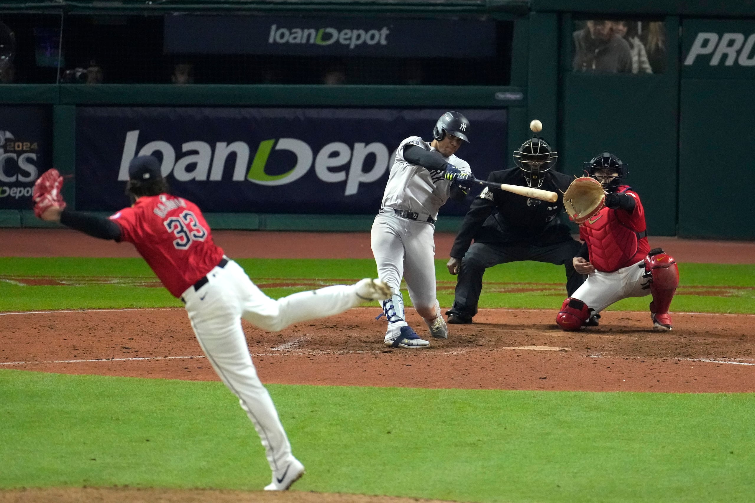 El dominicano Juan Soto pega un jonrón de tres carreras por los Yankees de Nueva York ante Hunter Gaddis, en la décima entrada del quinto juego de la Serie de Campeonato de la Liga Americana, el sábado 19 de octubre de 2024 (AP Foto/Jeff Roberson)