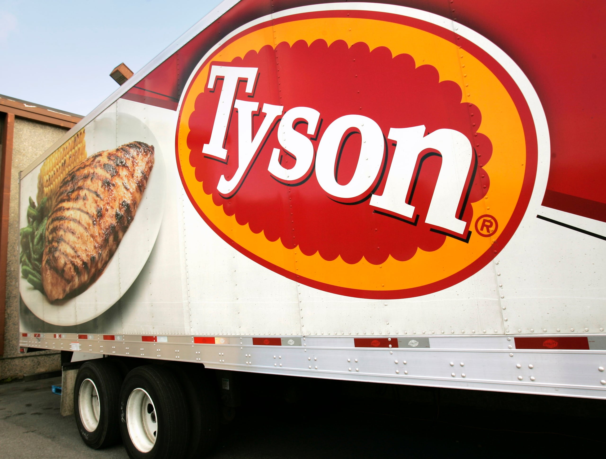 Tyson Foods emplea a más de 135,000 trabajadores y en 2022, con ingresos de 53,200 millones de dólares, tuvo ganancias de 3,240 millones de dólares.
