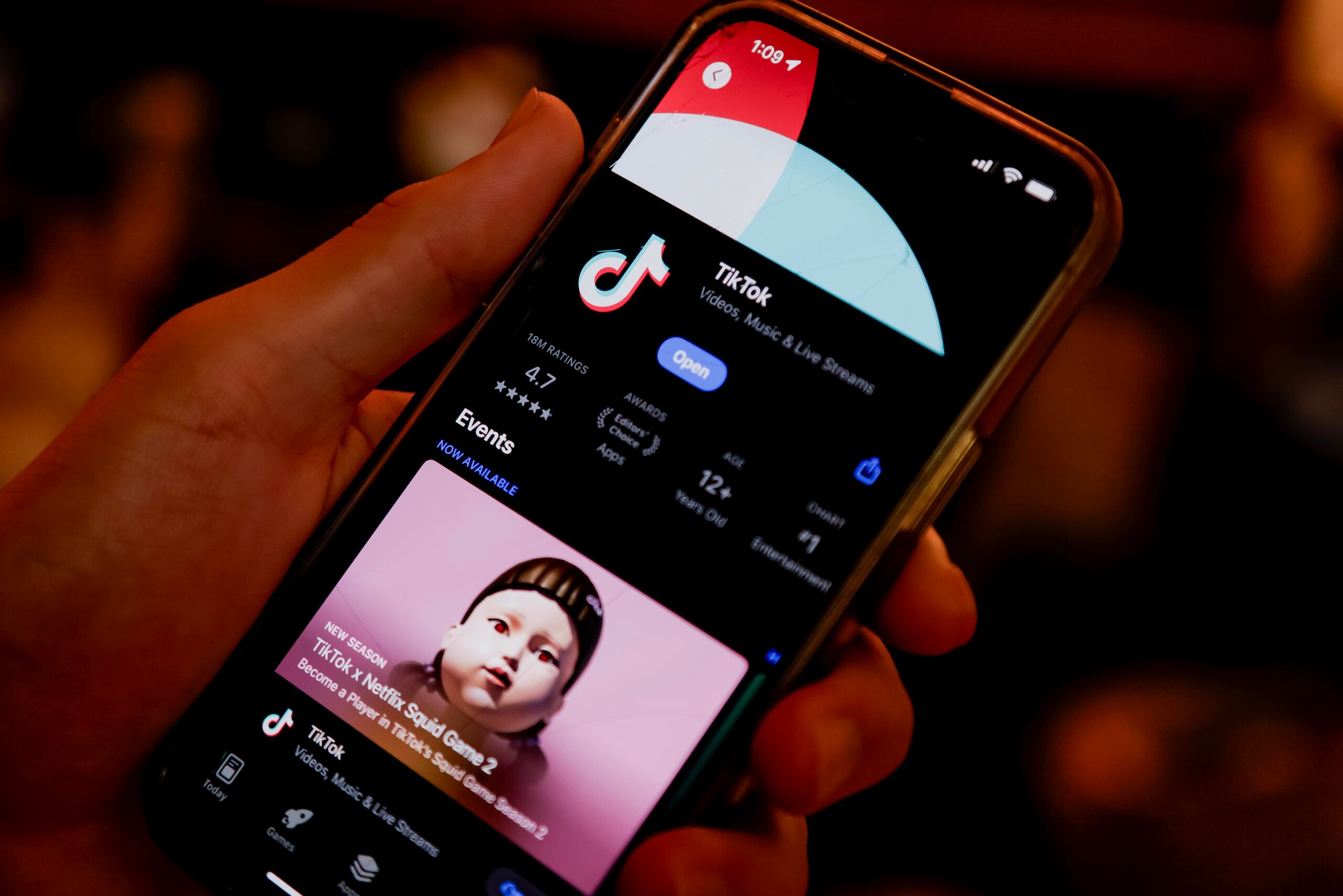 Fotografía del 17 de enero de 2025 de una persona sosteniendo un iPhone con la aplicación TikTok en la App Store de Apple, en Avondale Estates, Georgia (Estados Unidos). EFE/EPA/ Erik S. Lesser