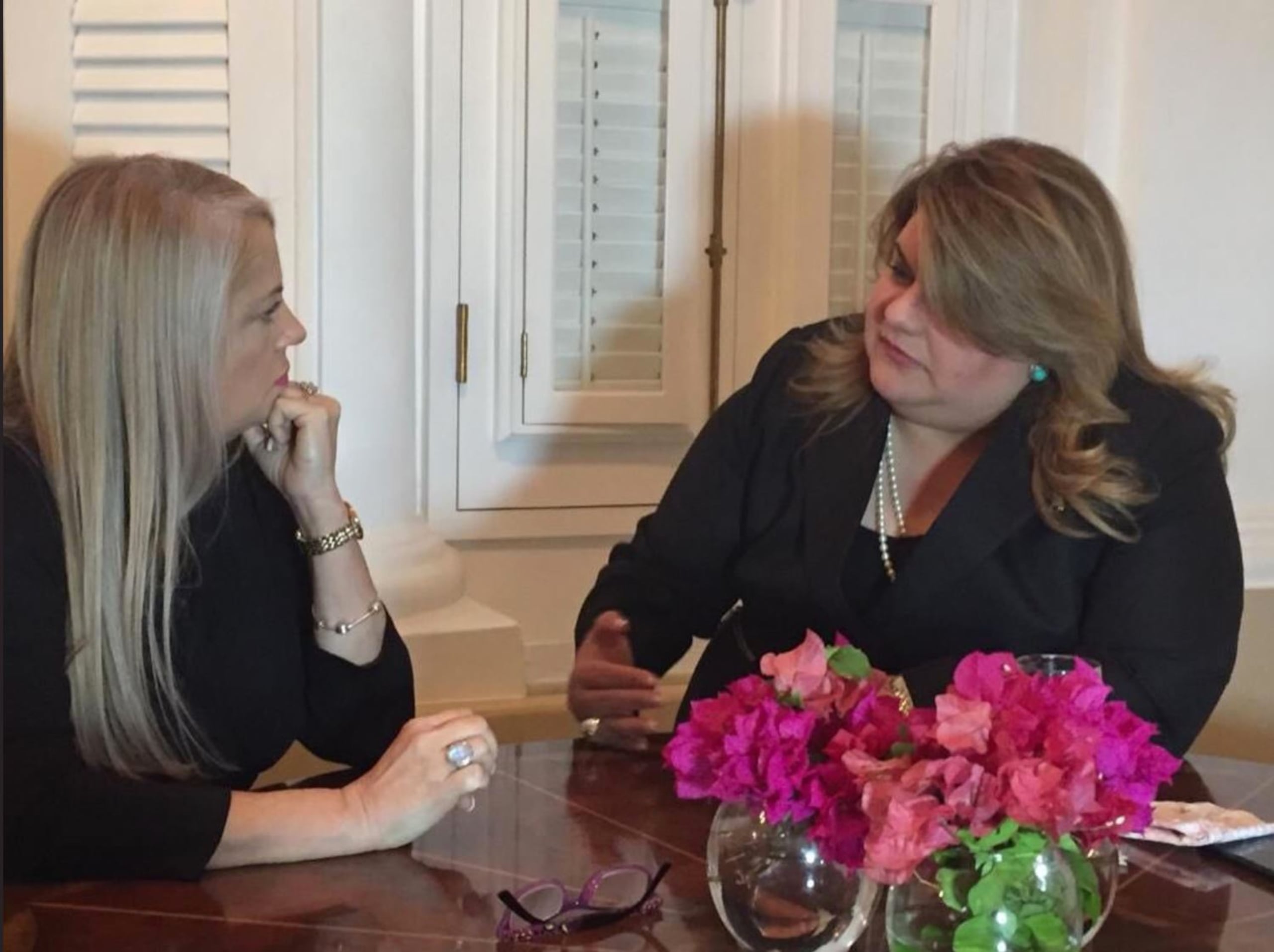 La gobernadora Wanda Vázquez junto a la comisionada residente, Jenniffer González. (Twitter Jenniffer González)