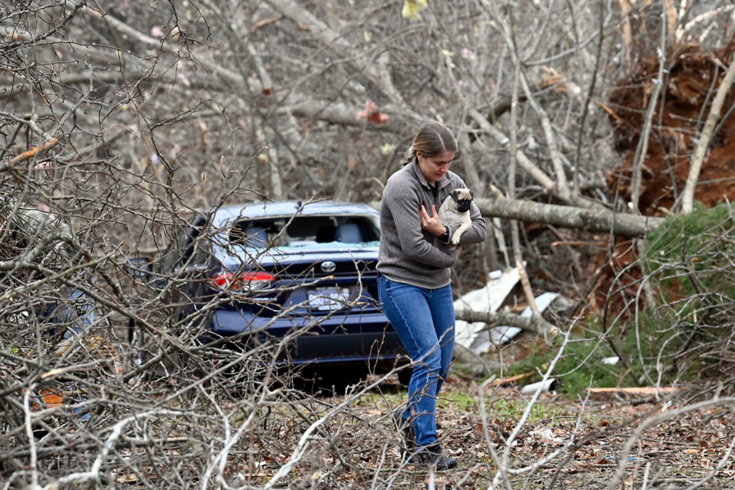 En una foto de archivo, Andrea Remberger ayuda a un vecino a recuperar a su perro luego de un tornado en Tenesí.