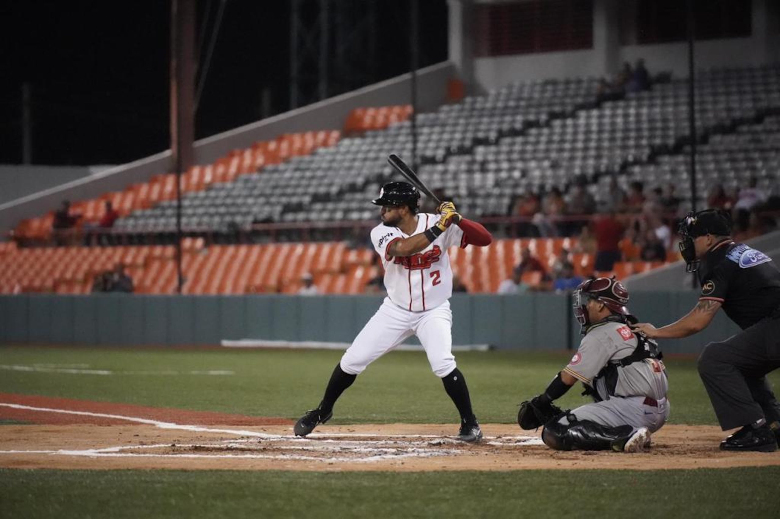 Jesmuel Valentín, de los Leones de Ponce, abrió la octava entrada ante los Indios con un triple. (Archivo)