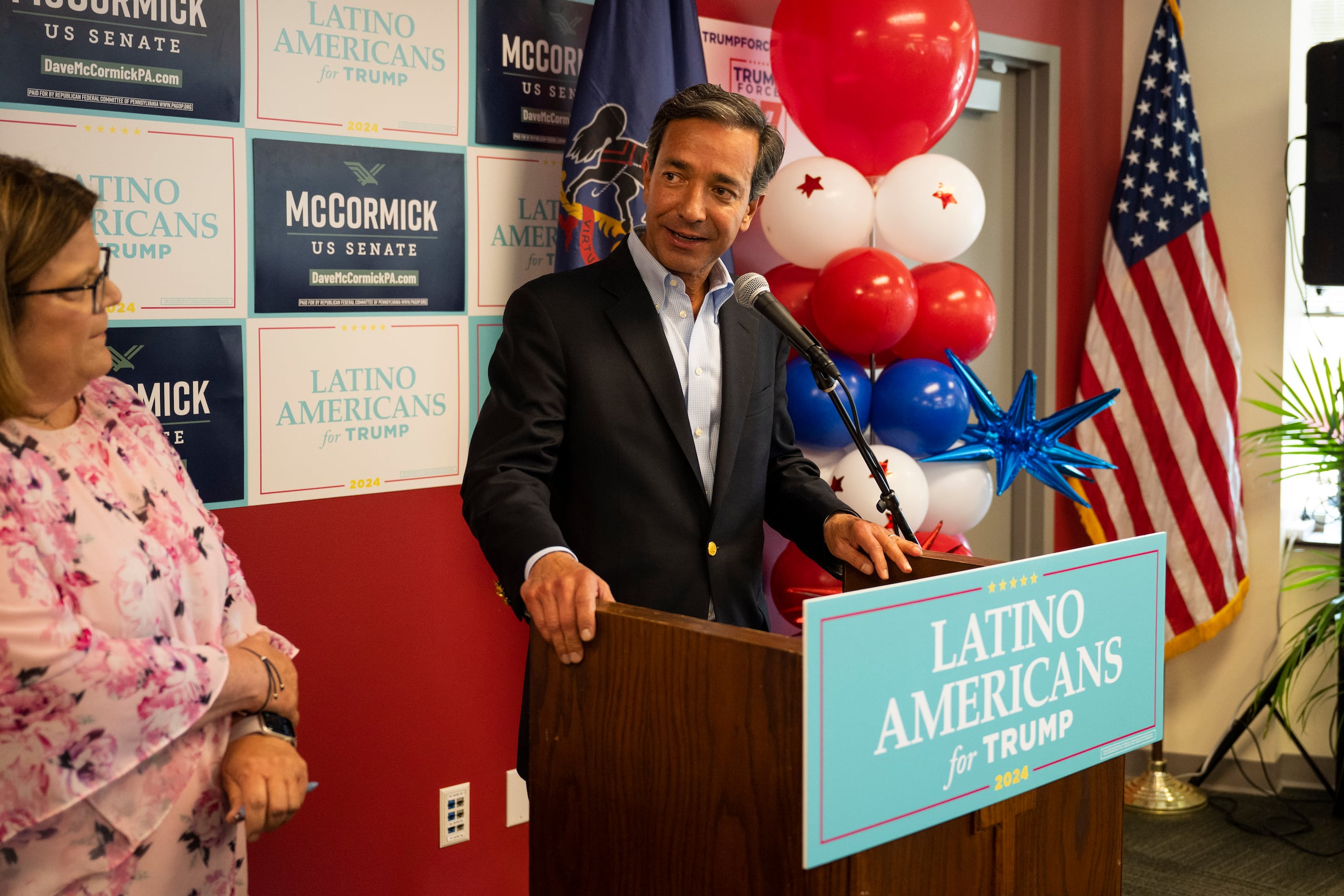 El exgobernador de Puerto Rico Luis Fortuño habla en la inauguración de una oficina de "Latino Americans for Trump" en Reading, Pensilvania, el miércoles 12 de junio de 2024. (AP Foto/Joe Lamberti)