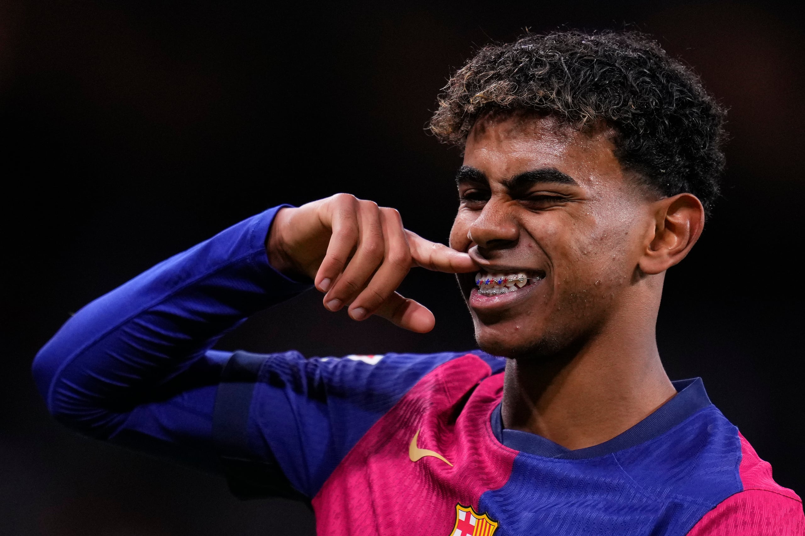 Lamine Yamal celebra tras anotar el tercer gol del Barcelona en la victoria 4-0 ante el Real Madrid en la Liga española, el sábado 26 de octubre de 2024, en Madrid. (AP Foto/Manu Fernández)