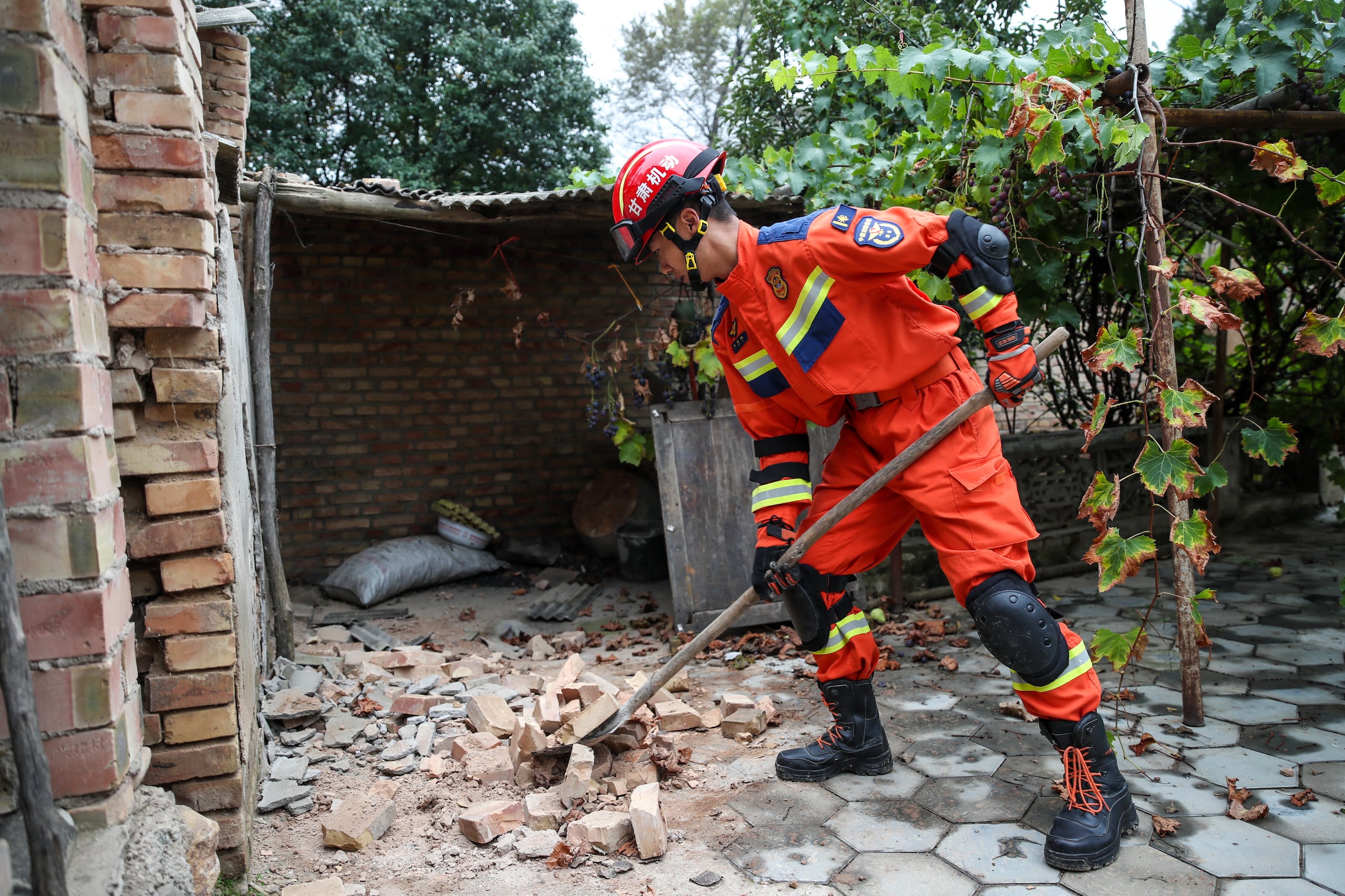 Ocho casas quedaron destruidas y más de 100 resultaron dañadas.