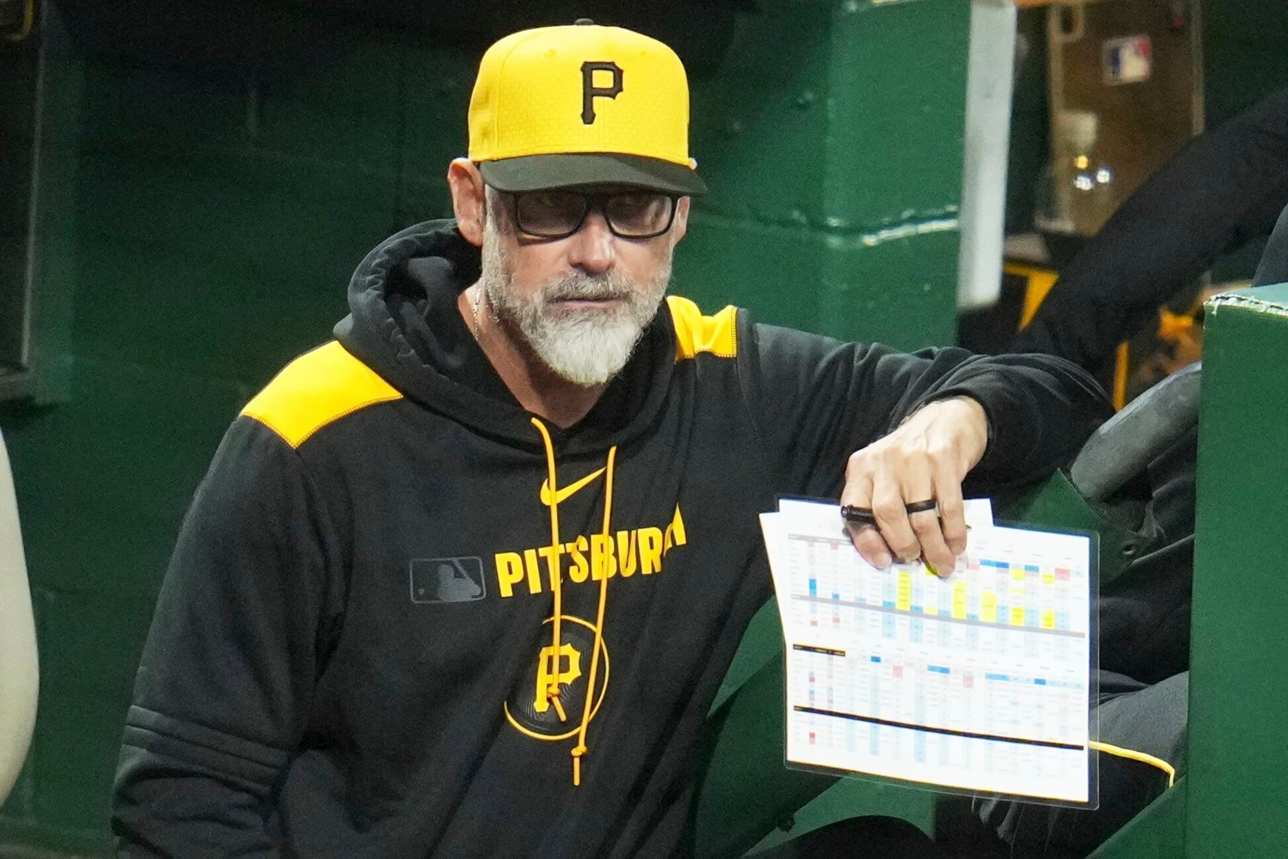 El mánager Derek Shelton de los Pirates de Pittsburgh durante el juego contra los Padres de San Diego, el viernes 2 de mayo de 2025.