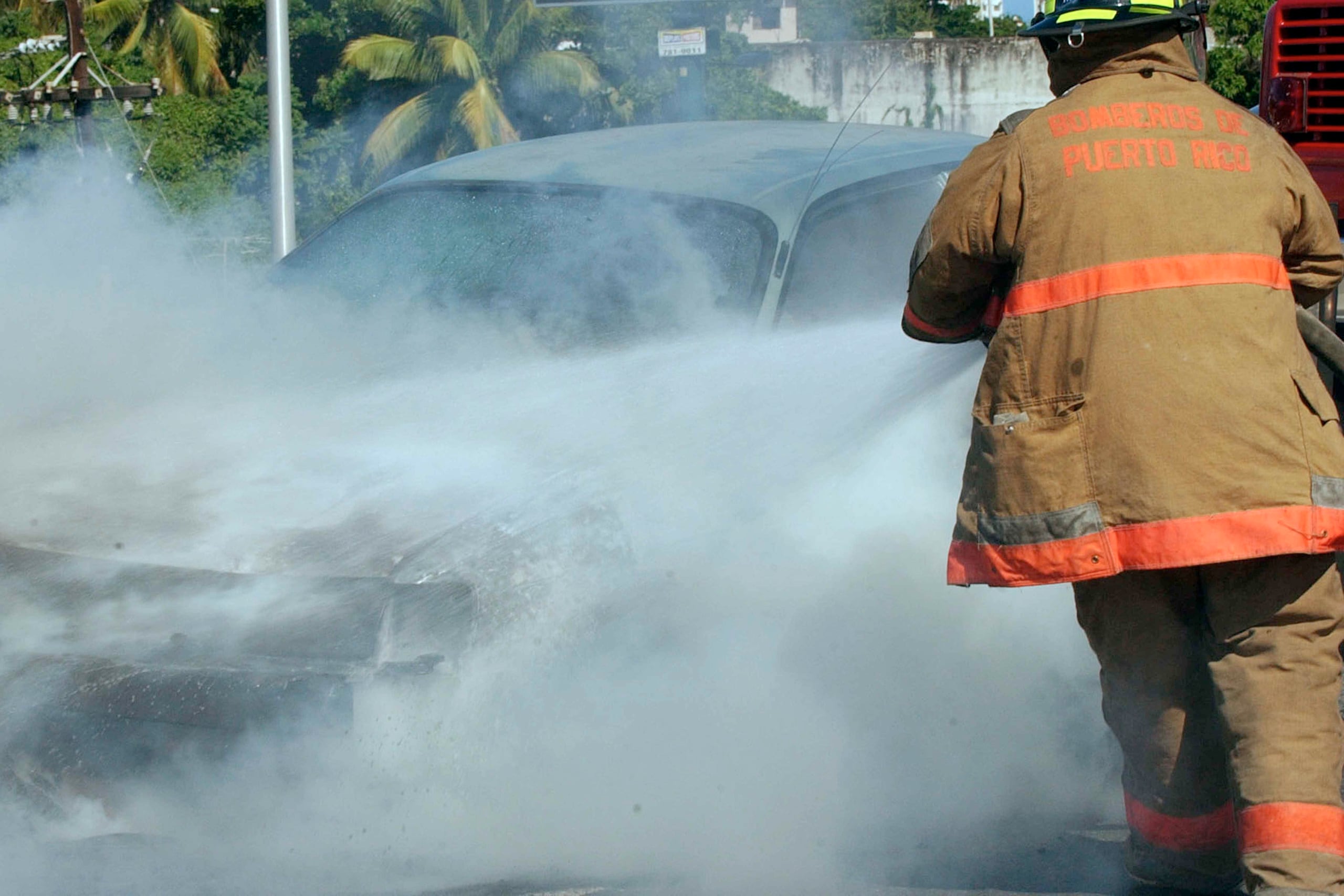 Los tres hombres murieron quemados dentro de unos autos. (Archivo / GFR Media)